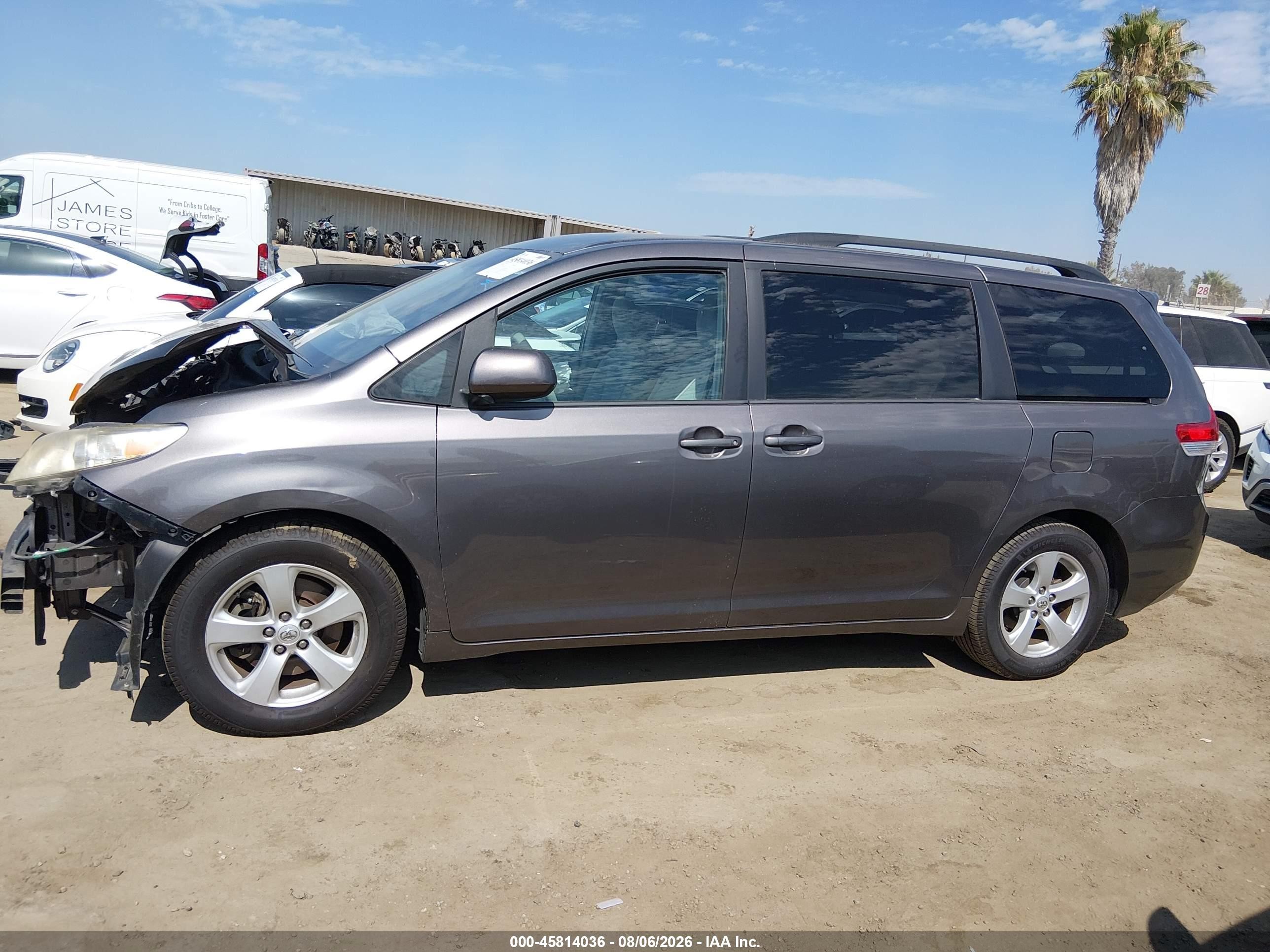 2014 Toyota Sienna Le V6 8 Passenger Gray vin: 5TDKK3DC8ES471178