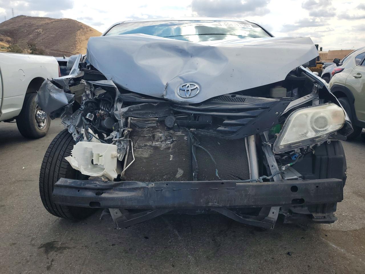2014 Toyota Sienna Le Серебряный vin: 5TDKK3DC8ES483525