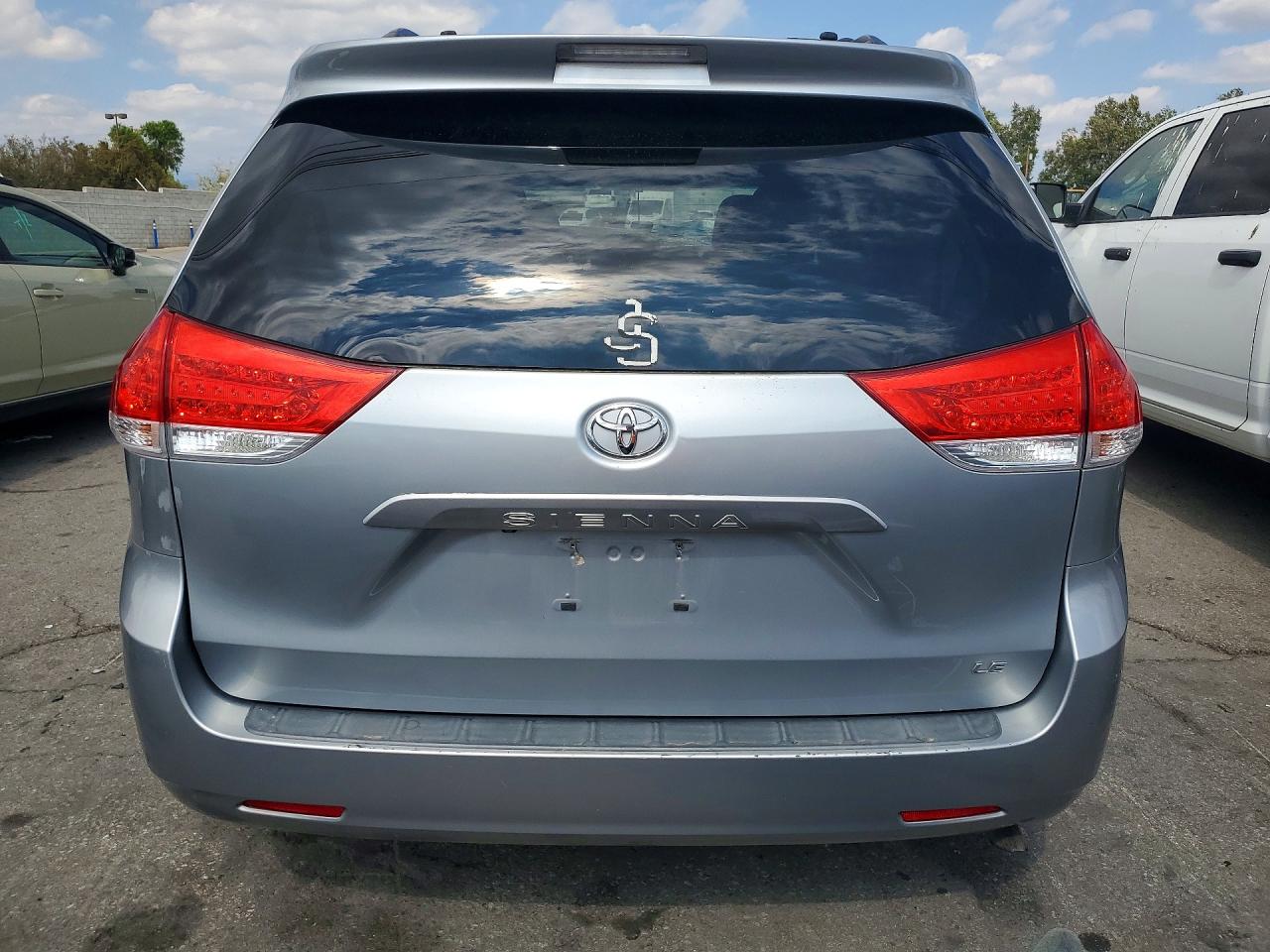2014 Toyota Sienna Le Серебряный vin: 5TDKK3DC8ES483525
