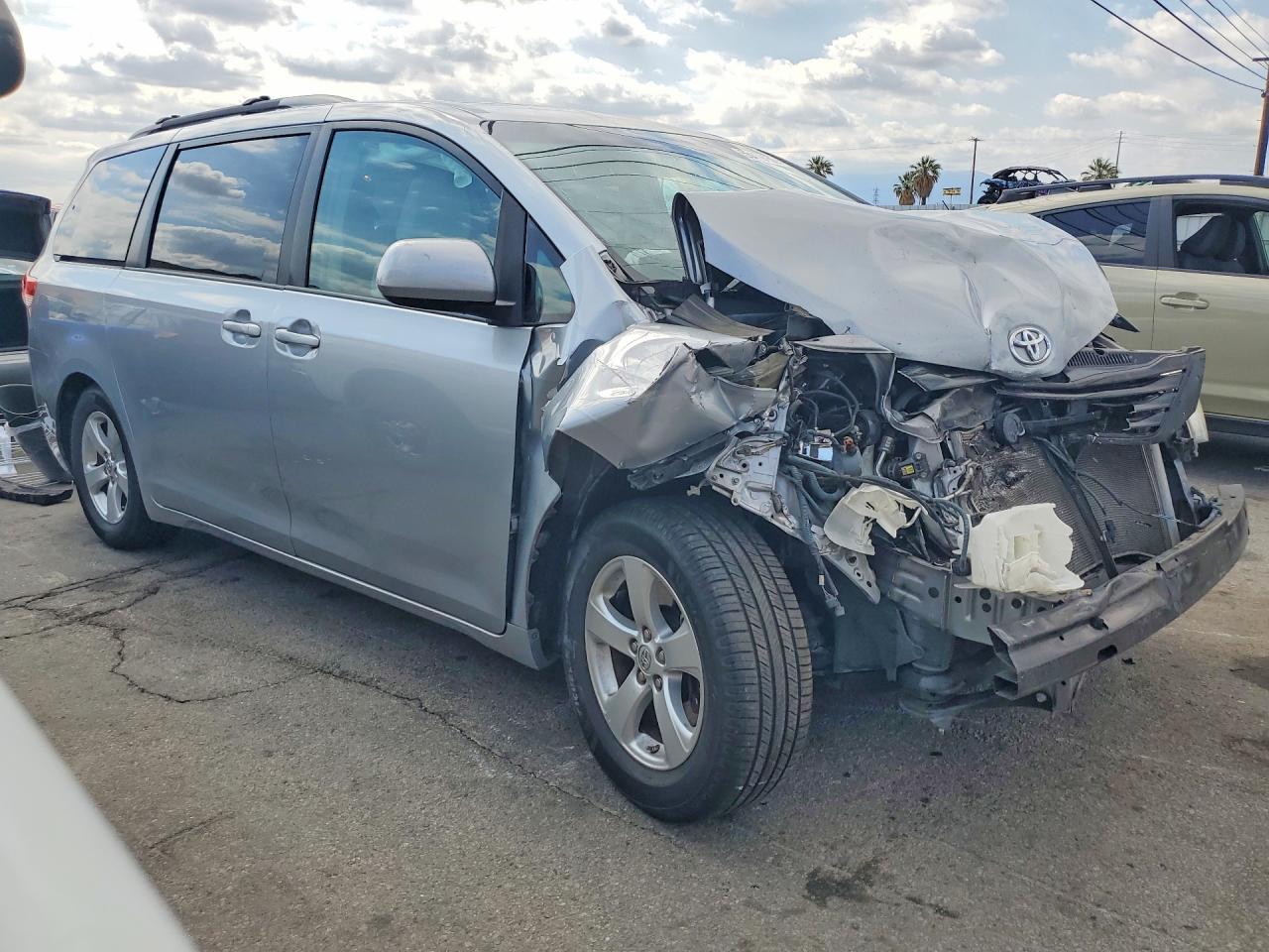2014 Toyota Sienna Le Серебряный vin: 5TDKK3DC8ES483525