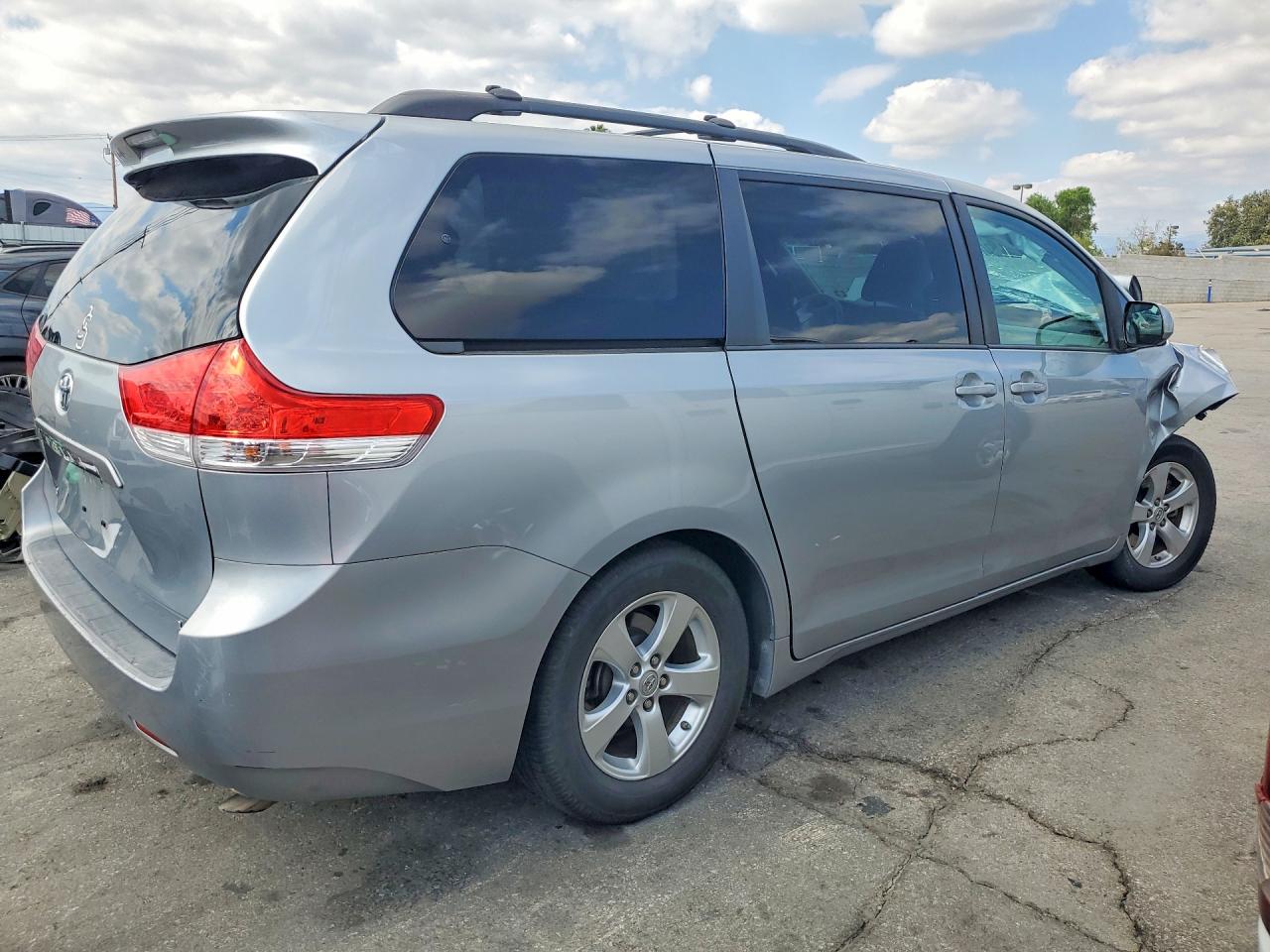 2014 Toyota Sienna Le Серебряный vin: 5TDKK3DC8ES483525