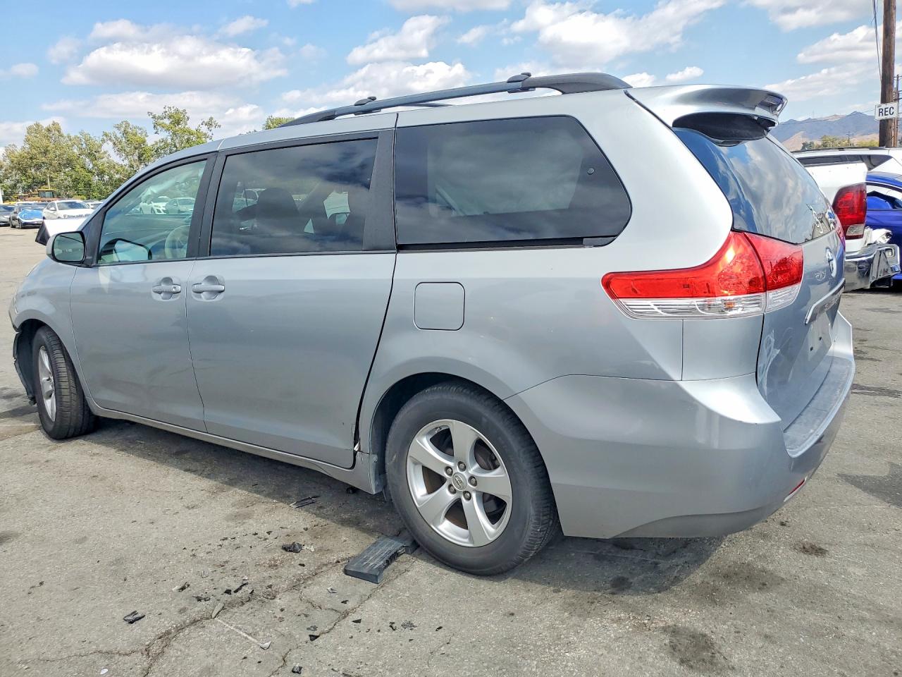 2014 Toyota Sienna Le Серебряный vin: 5TDKK3DC8ES483525