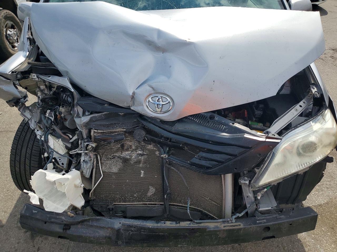 2014 Toyota Sienna Le Серебряный vin: 5TDKK3DC8ES483525