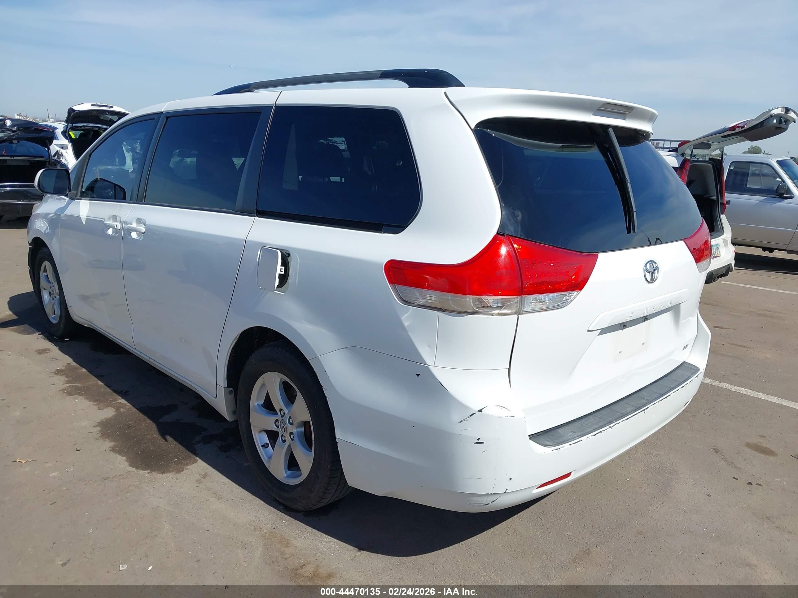 2014 Toyota Sienna Le V6 8 Passenger White vin: 5TDKK3DC8ES519827