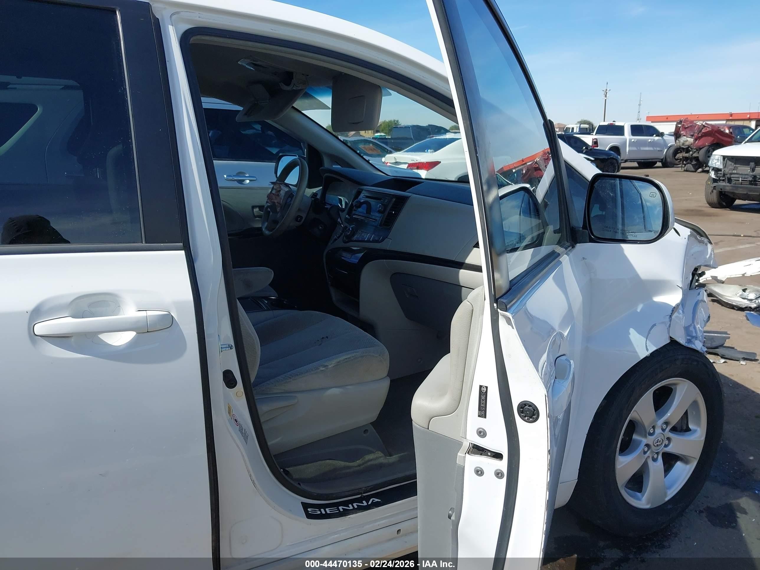 2014 Toyota Sienna Le V6 8 Passenger White vin: 5TDKK3DC8ES519827