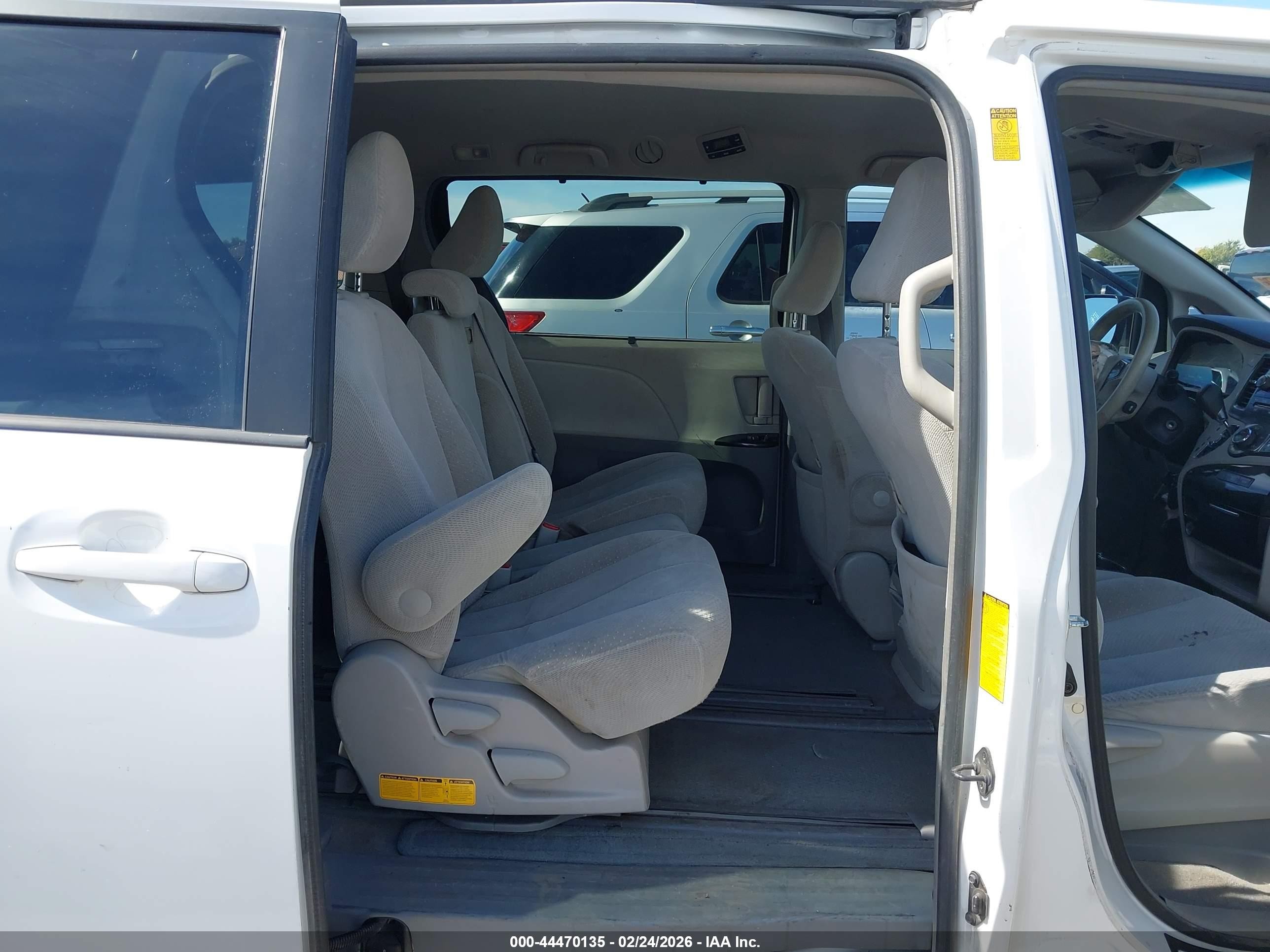 2014 Toyota Sienna Le V6 8 Passenger White vin: 5TDKK3DC8ES519827