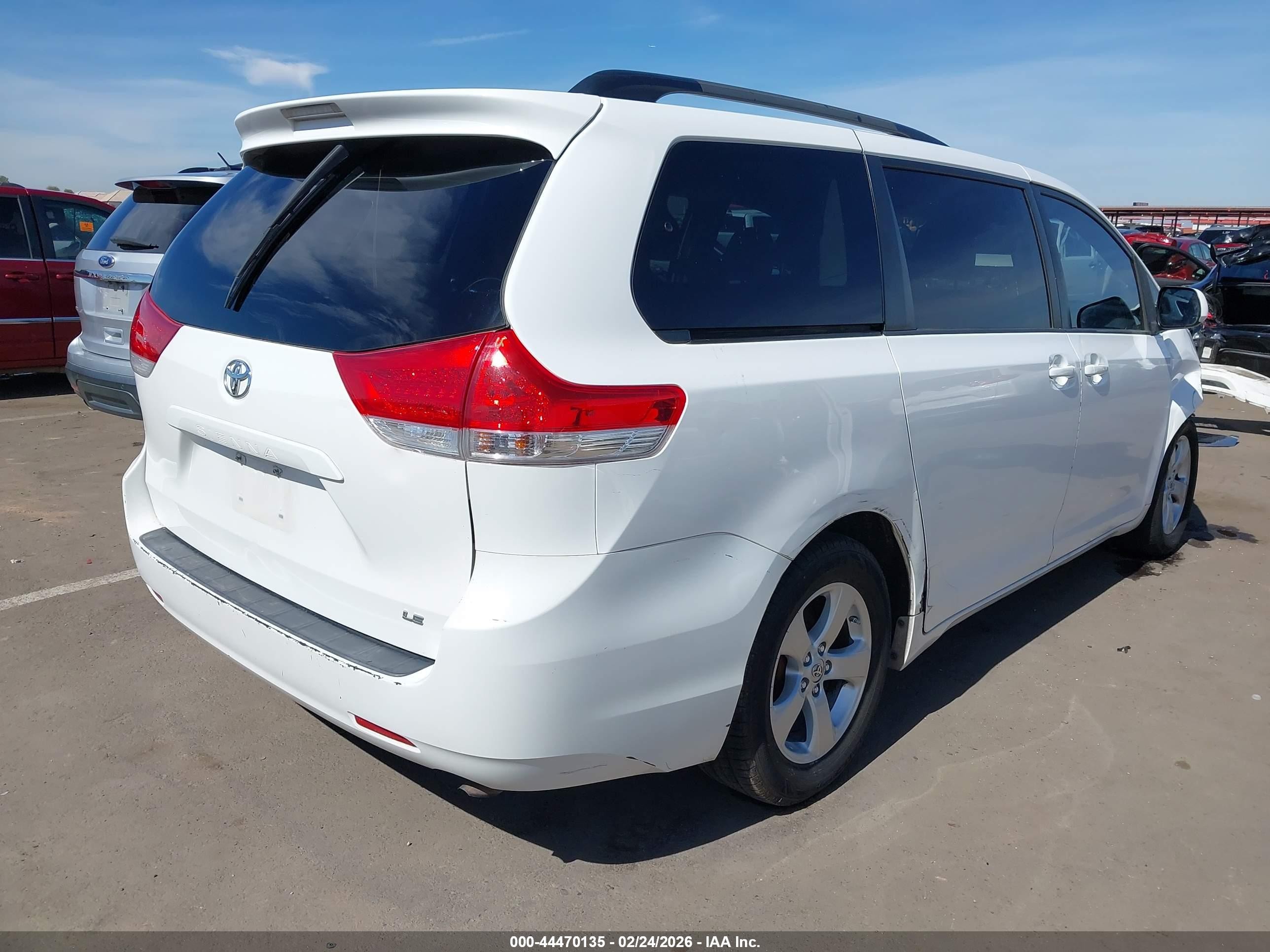 2014 Toyota Sienna Le V6 8 Passenger White vin: 5TDKK3DC8ES519827