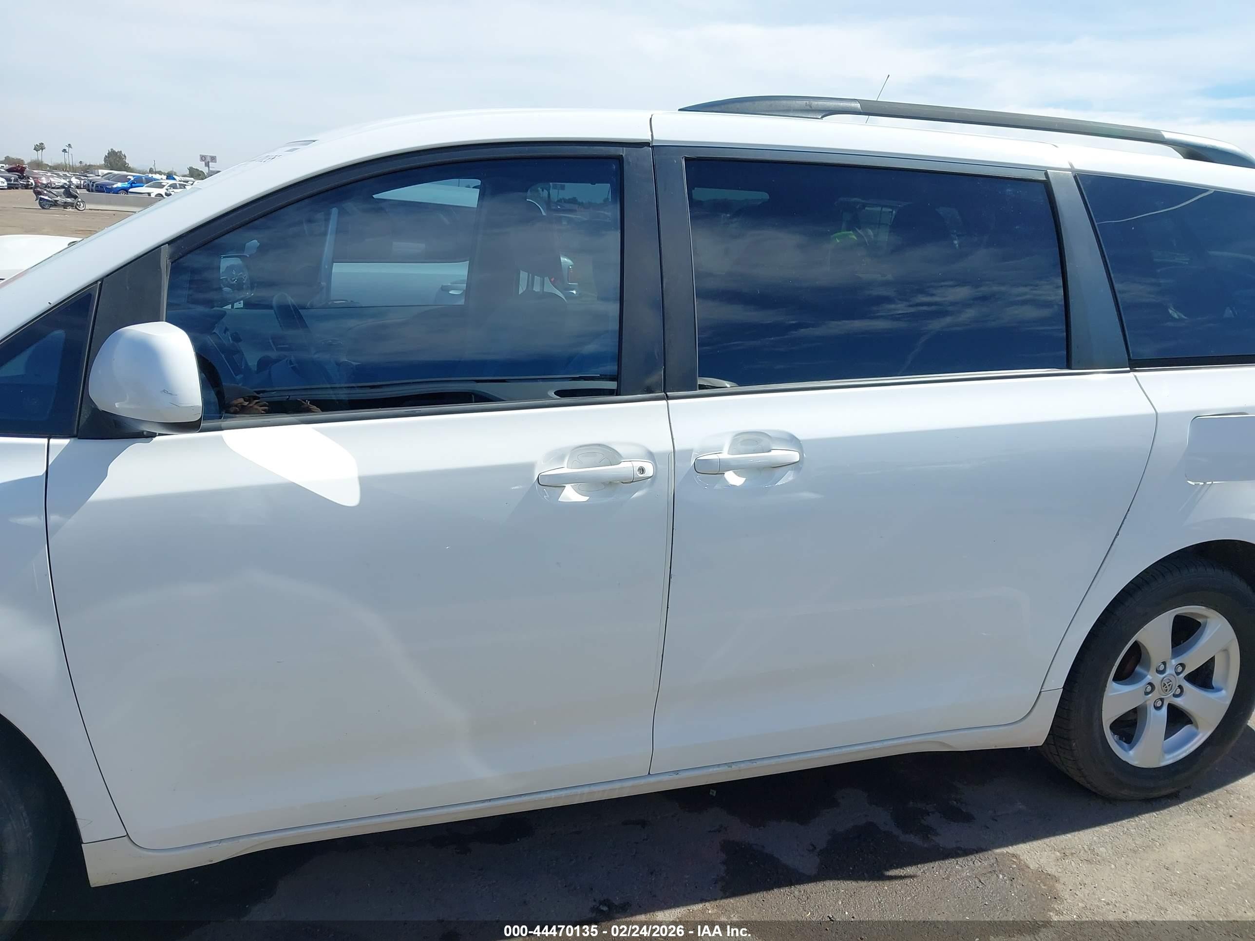 2014 Toyota Sienna Le V6 8 Passenger White vin: 5TDKK3DC8ES519827