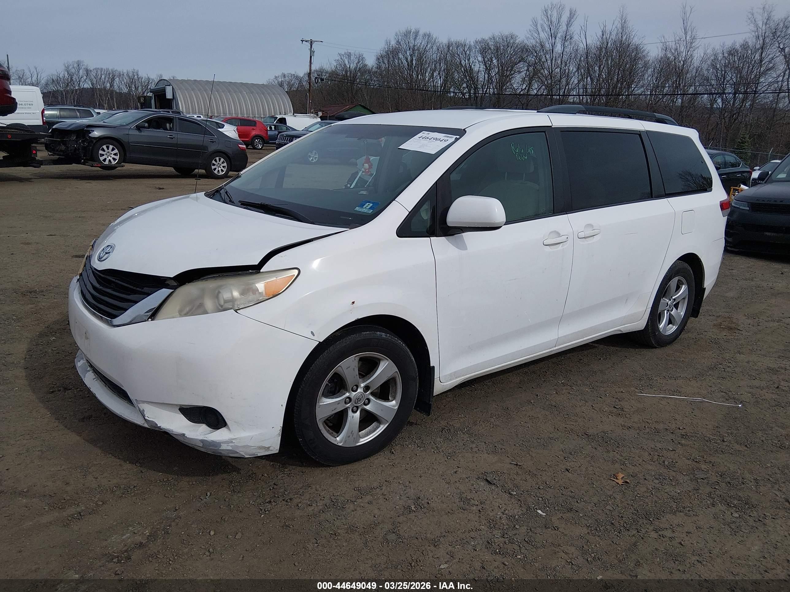 2014 Toyota Sienna Le V6 8 Passenger White vin: 5TDKK3DC8ES525370