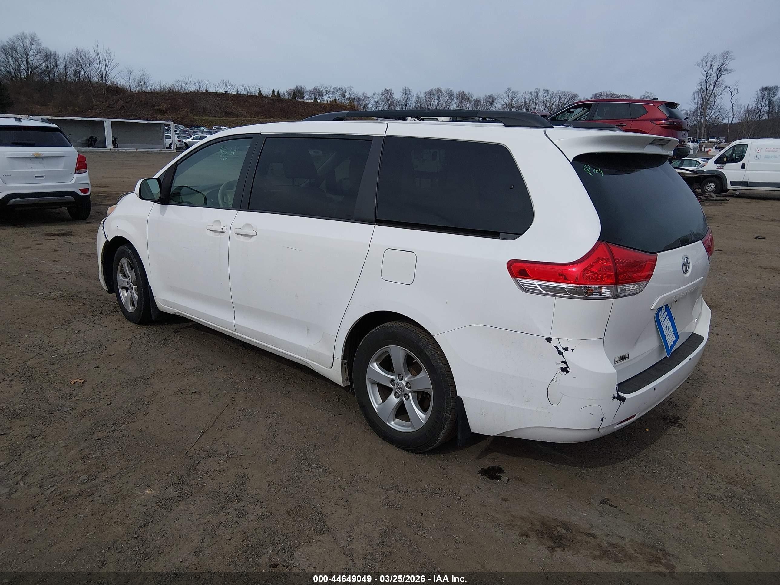 2014 Toyota Sienna Le V6 8 Passenger White vin: 5TDKK3DC8ES525370