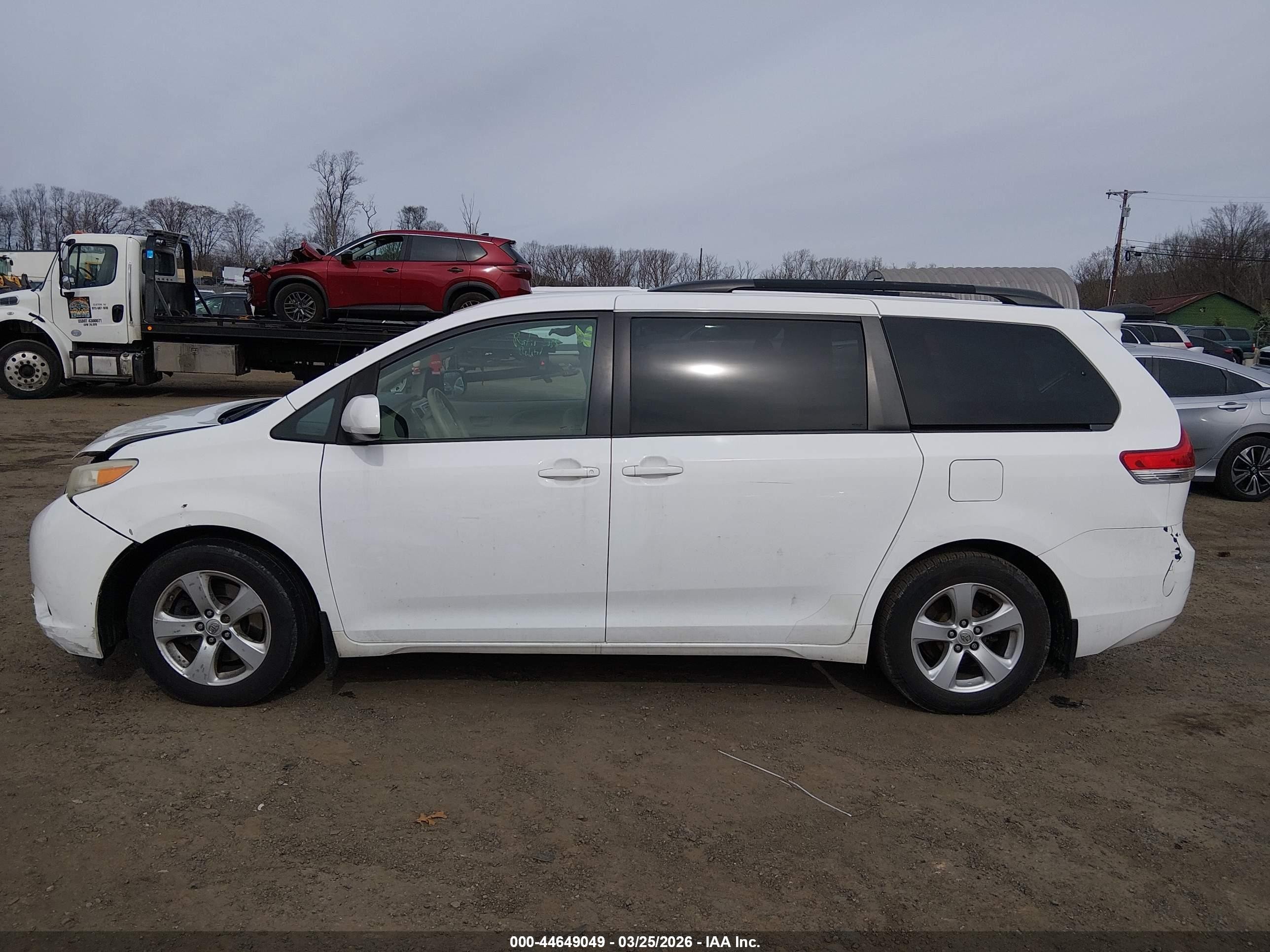 2014 Toyota Sienna Le V6 8 Passenger White vin: 5TDKK3DC8ES525370