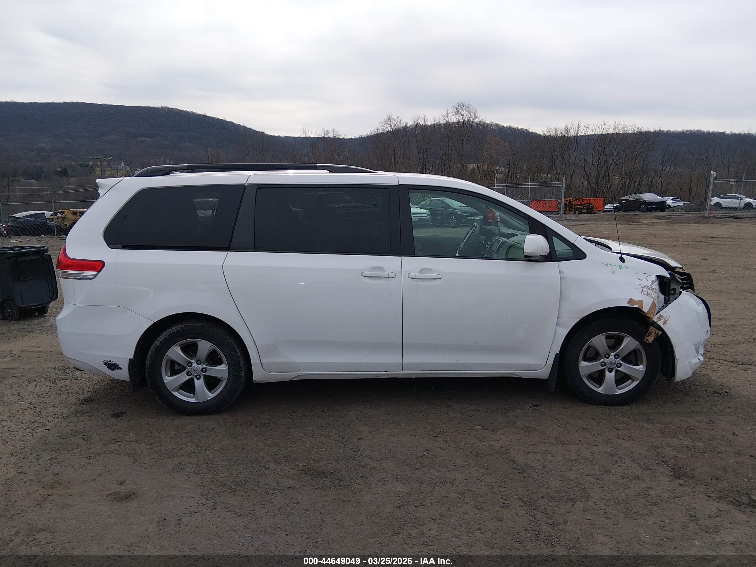 2014 Toyota Sienna Le V6 8 Passenger White vin: 5TDKK3DC8ES525370