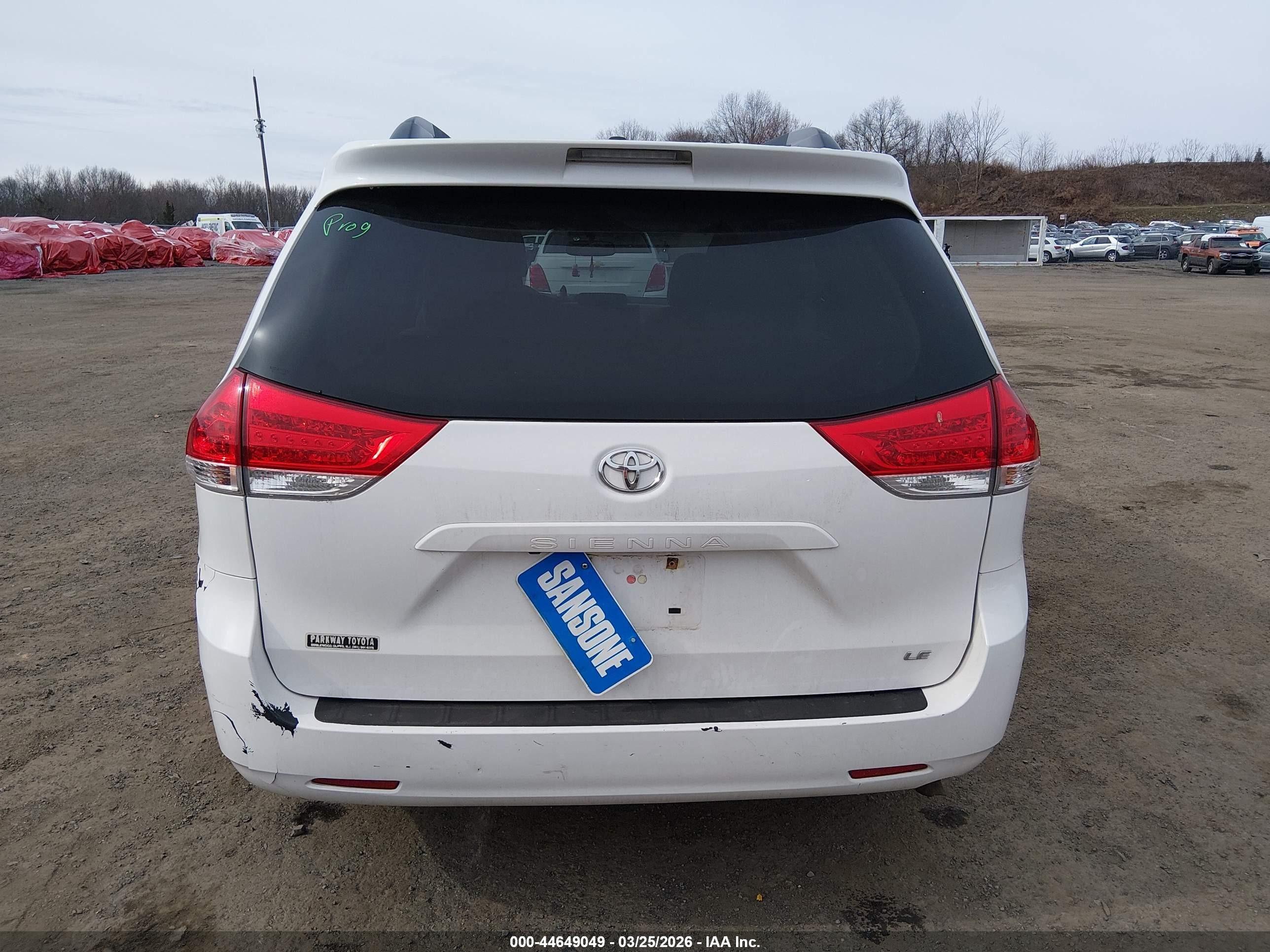 2014 Toyota Sienna Le V6 8 Passenger White vin: 5TDKK3DC8ES525370