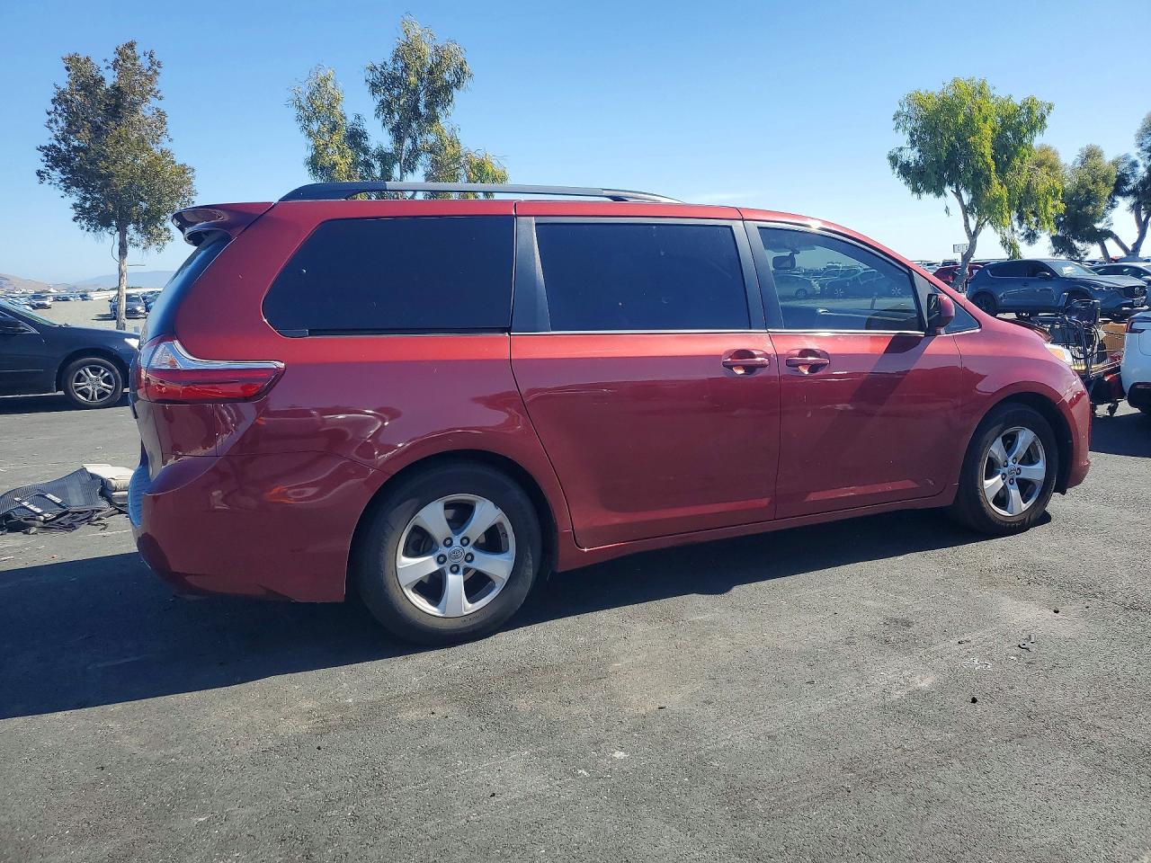 2015 Toyota Sienna Le Burgundy vin: 5TDKK3DC8FS535110