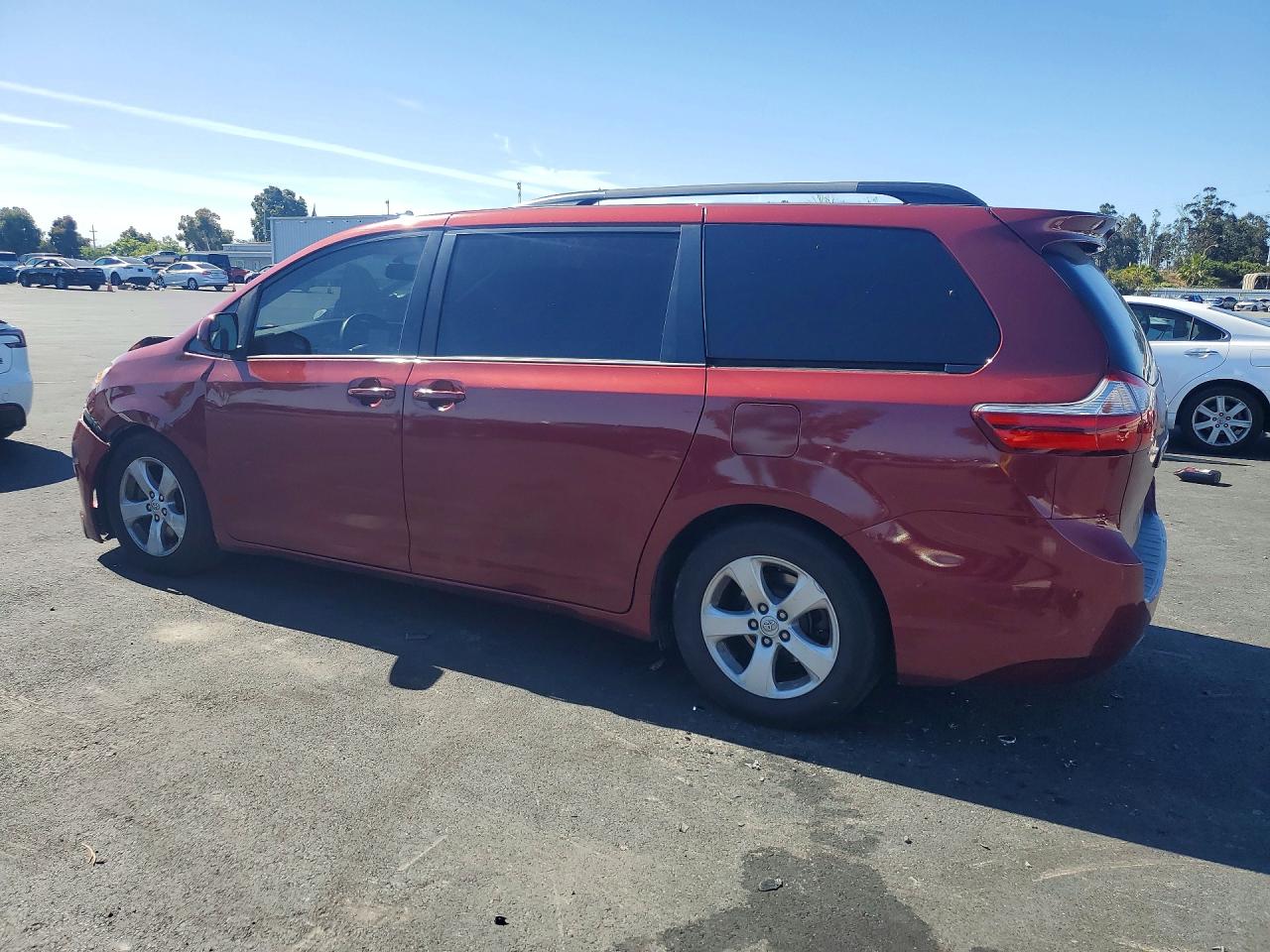 2015 Toyota Sienna Le Burgundy vin: 5TDKK3DC8FS535110