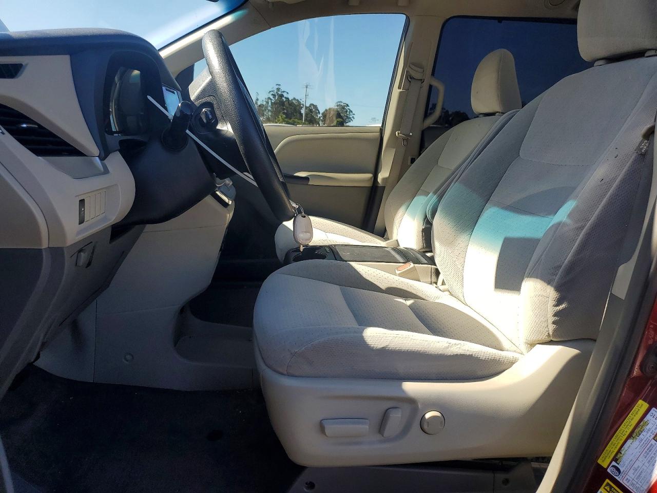 2015 Toyota Sienna Le Burgundy vin: 5TDKK3DC8FS535110