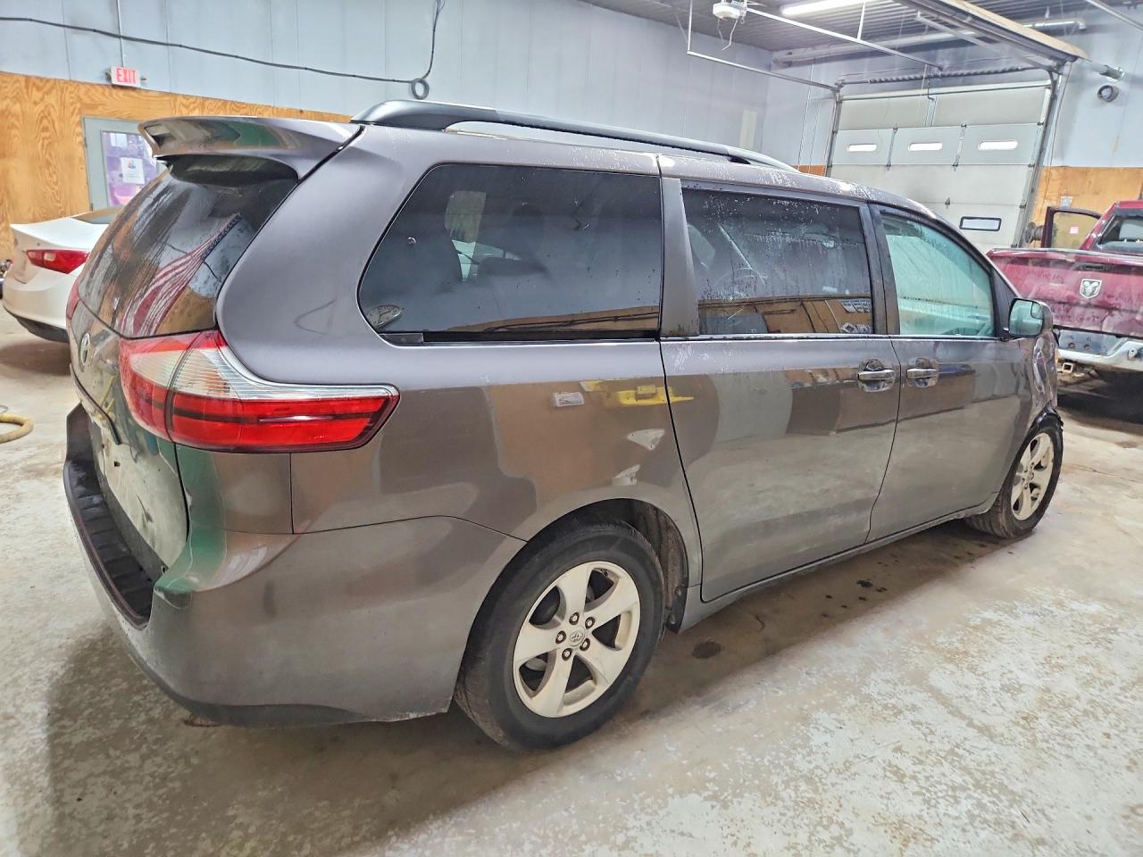 2015 Toyota Sienna Le Gray vin: 5TDKK3DC8FS565286