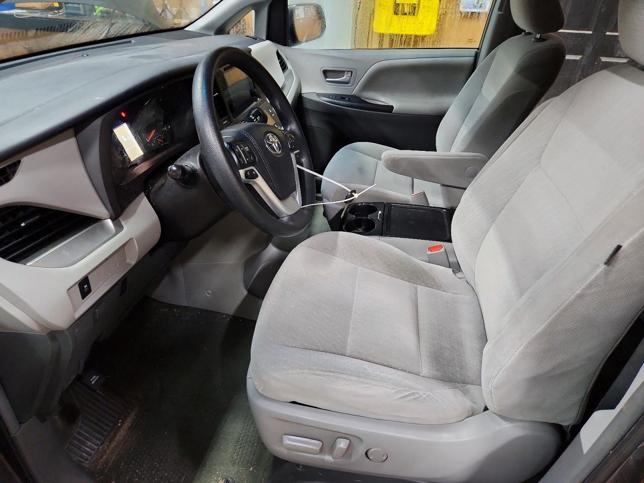 2015 Toyota Sienna Le Gray vin: 5TDKK3DC8FS565286