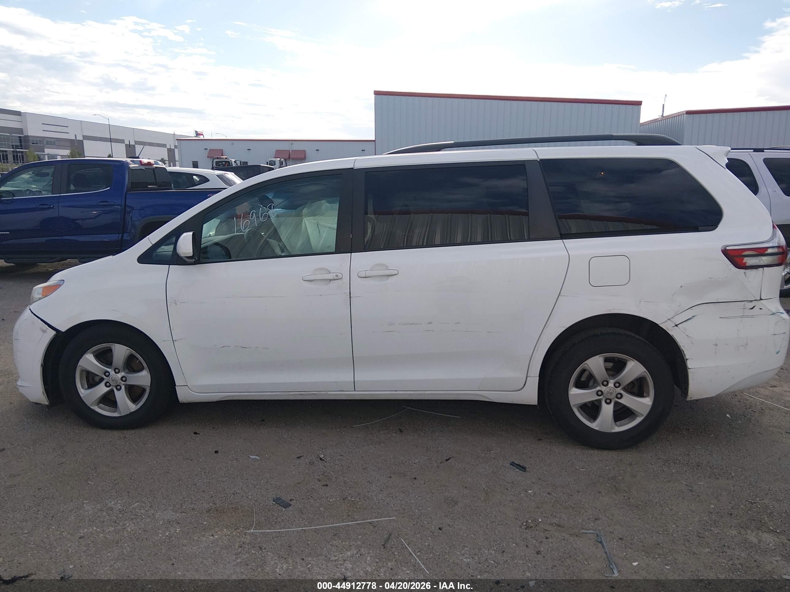 2015 Toyota Sienna Le 8 Passenger White vin: 5TDKK3DC8FS577924