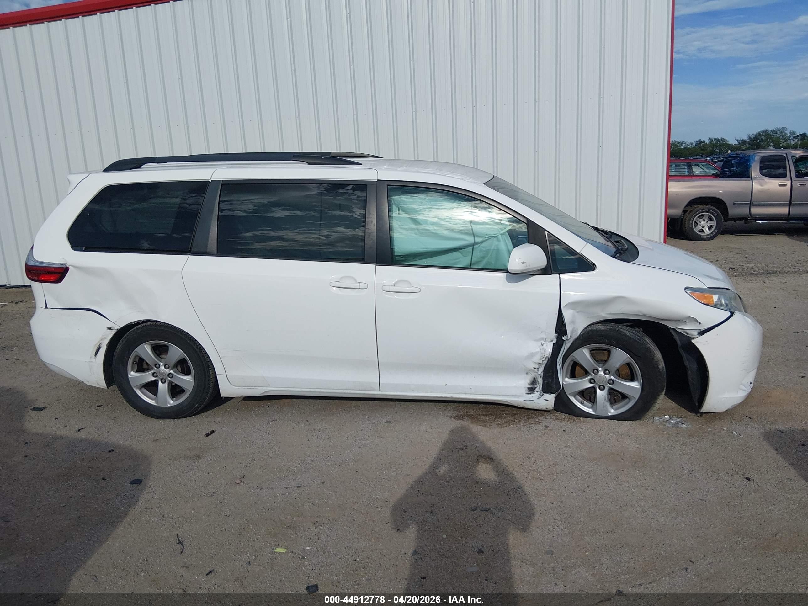 2015 Toyota Sienna Le 8 Passenger White vin: 5TDKK3DC8FS577924
