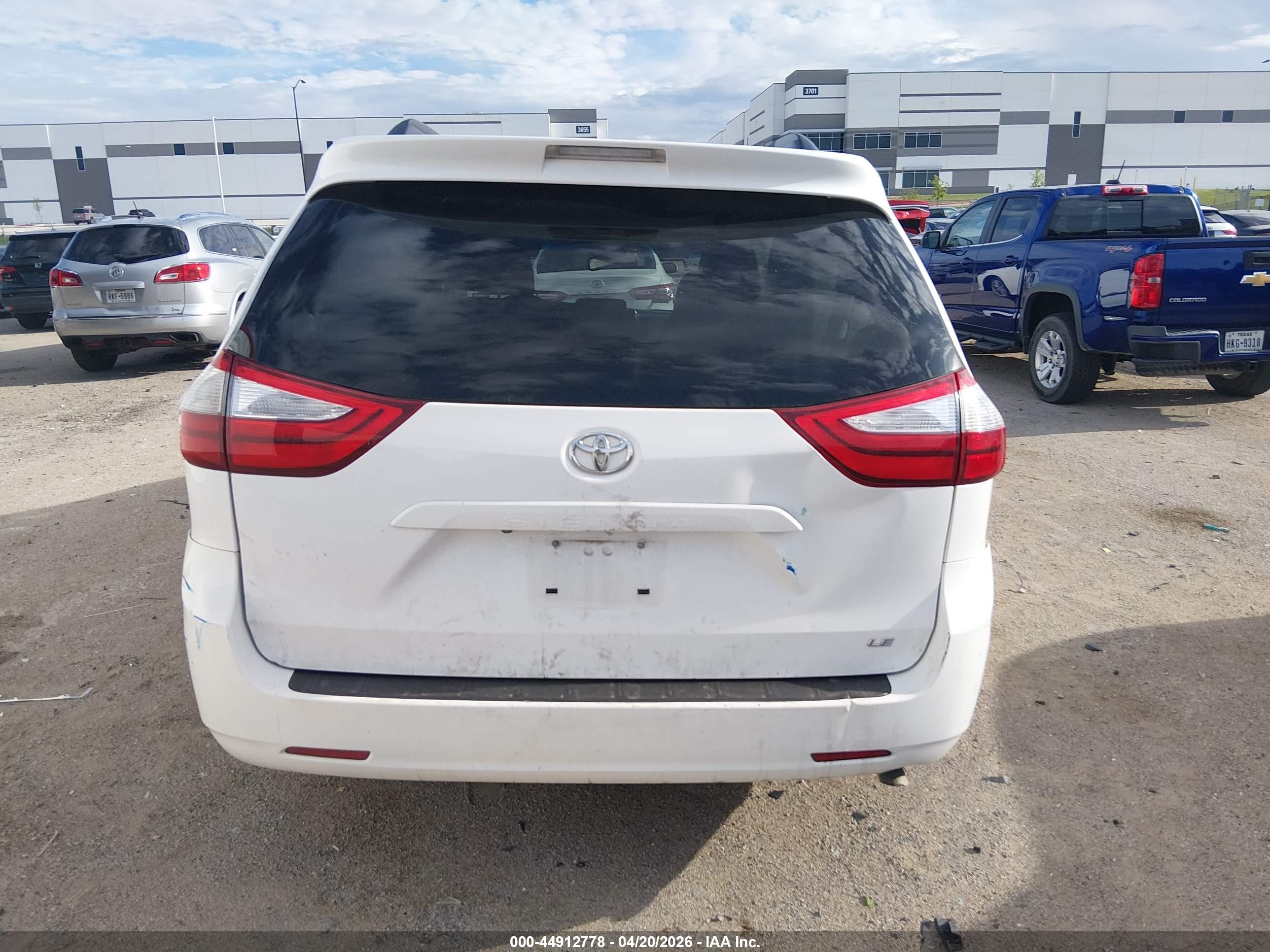 2015 Toyota Sienna Le 8 Passenger White vin: 5TDKK3DC8FS577924