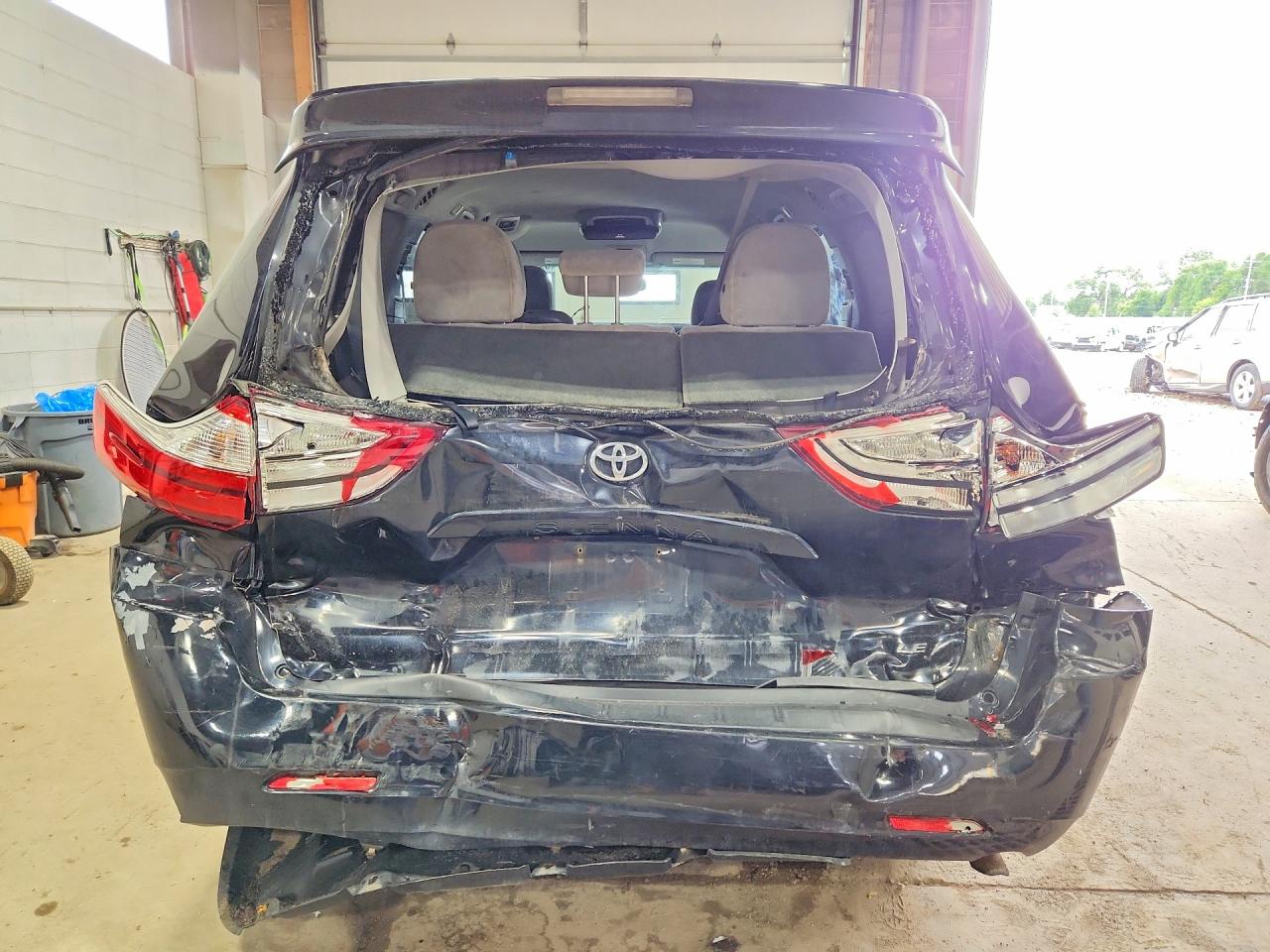 2015 Toyota Sienna Le Black vin: 5TDKK3DC8FS581830
