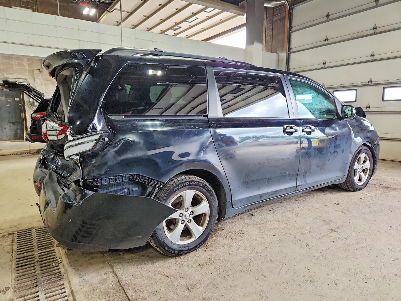 2015 Toyota Sienna Le Black vin: 5TDKK3DC8FS581830