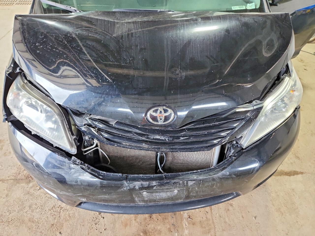 2015 Toyota Sienna Le Black vin: 5TDKK3DC8FS581830