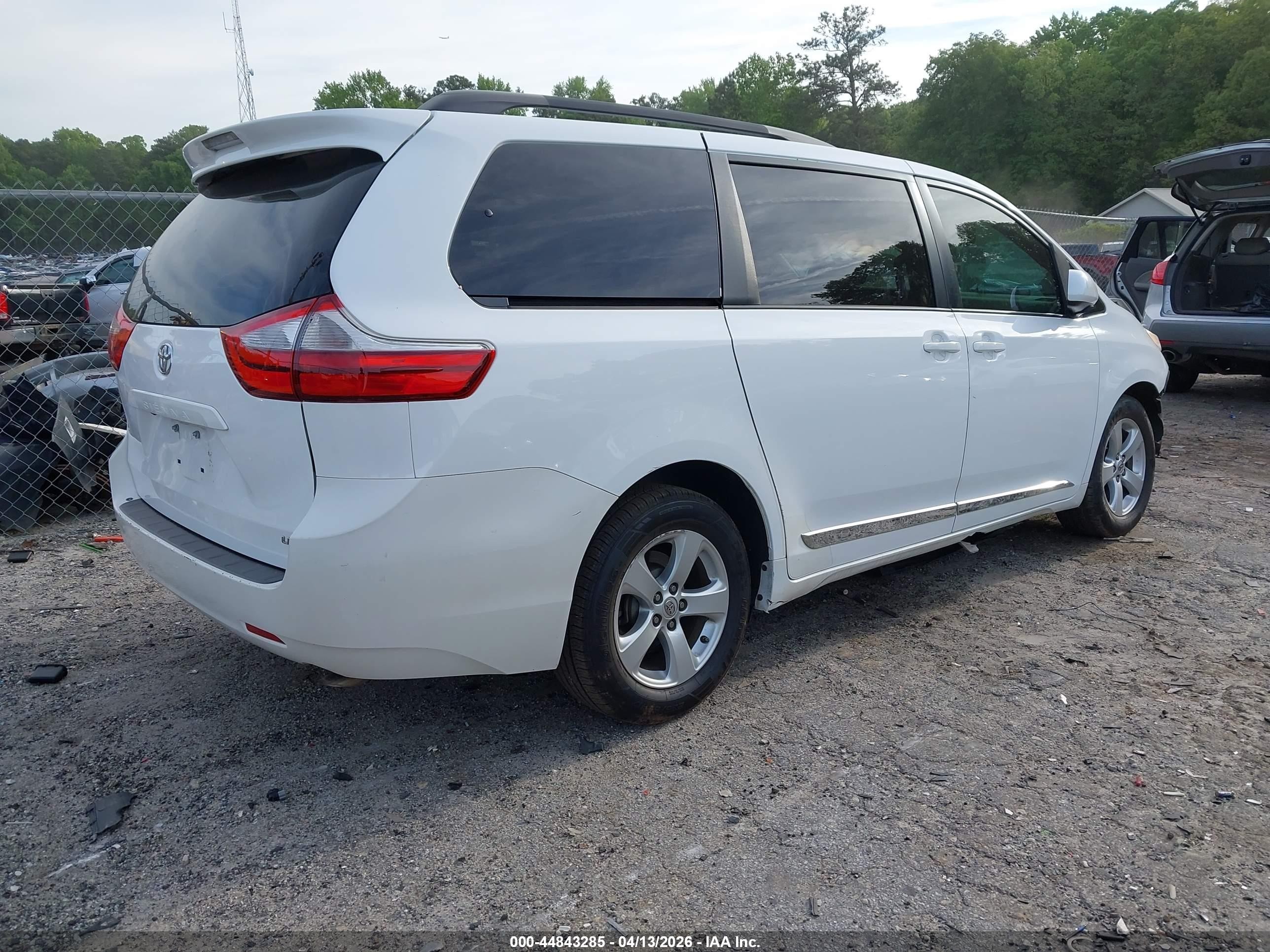 2015 Toyota Sienna Le 8 Passenger White vin: 5TDKK3DC8FS588275