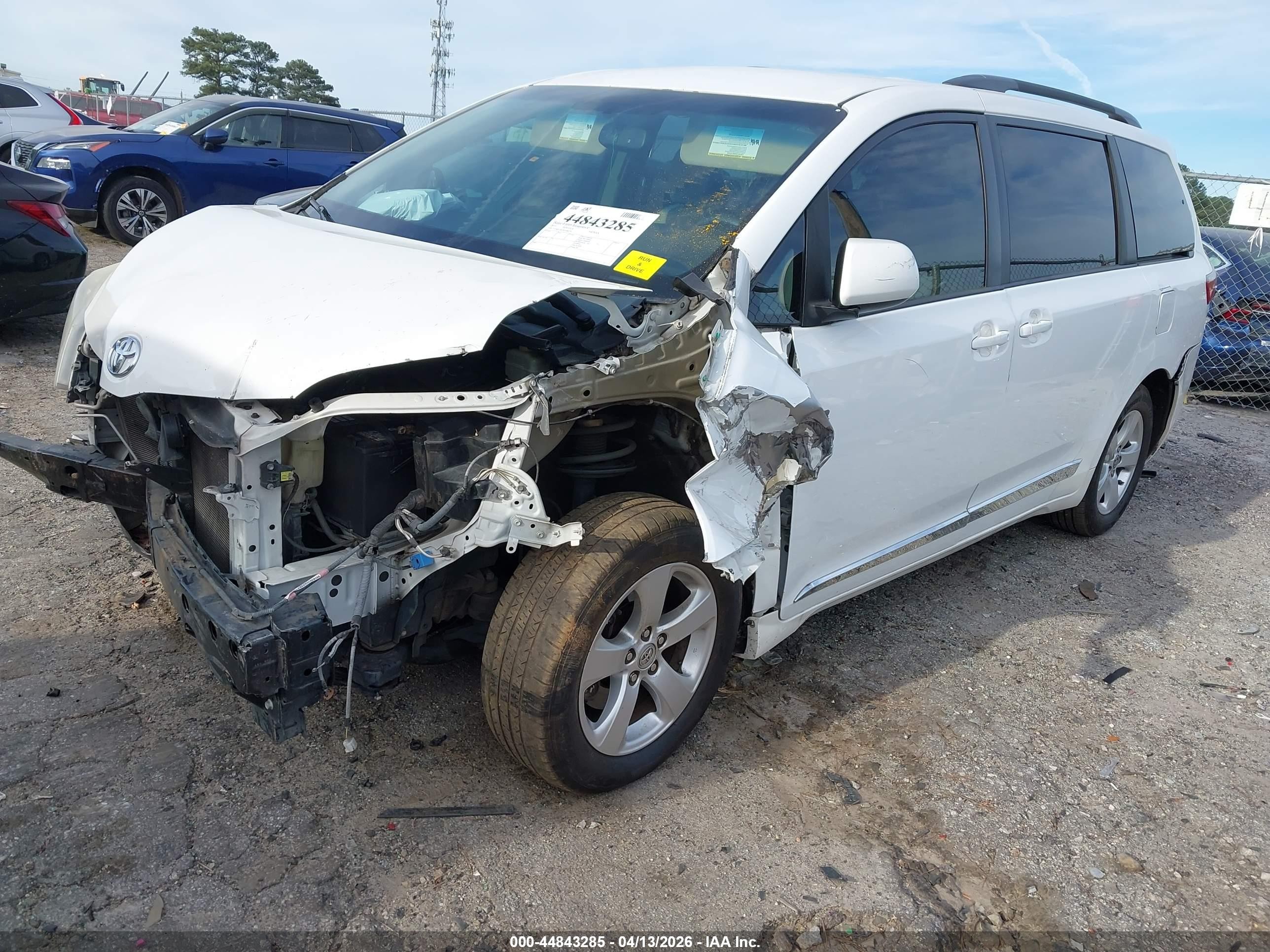 2015 Toyota Sienna Le 8 Passenger White vin: 5TDKK3DC8FS588275