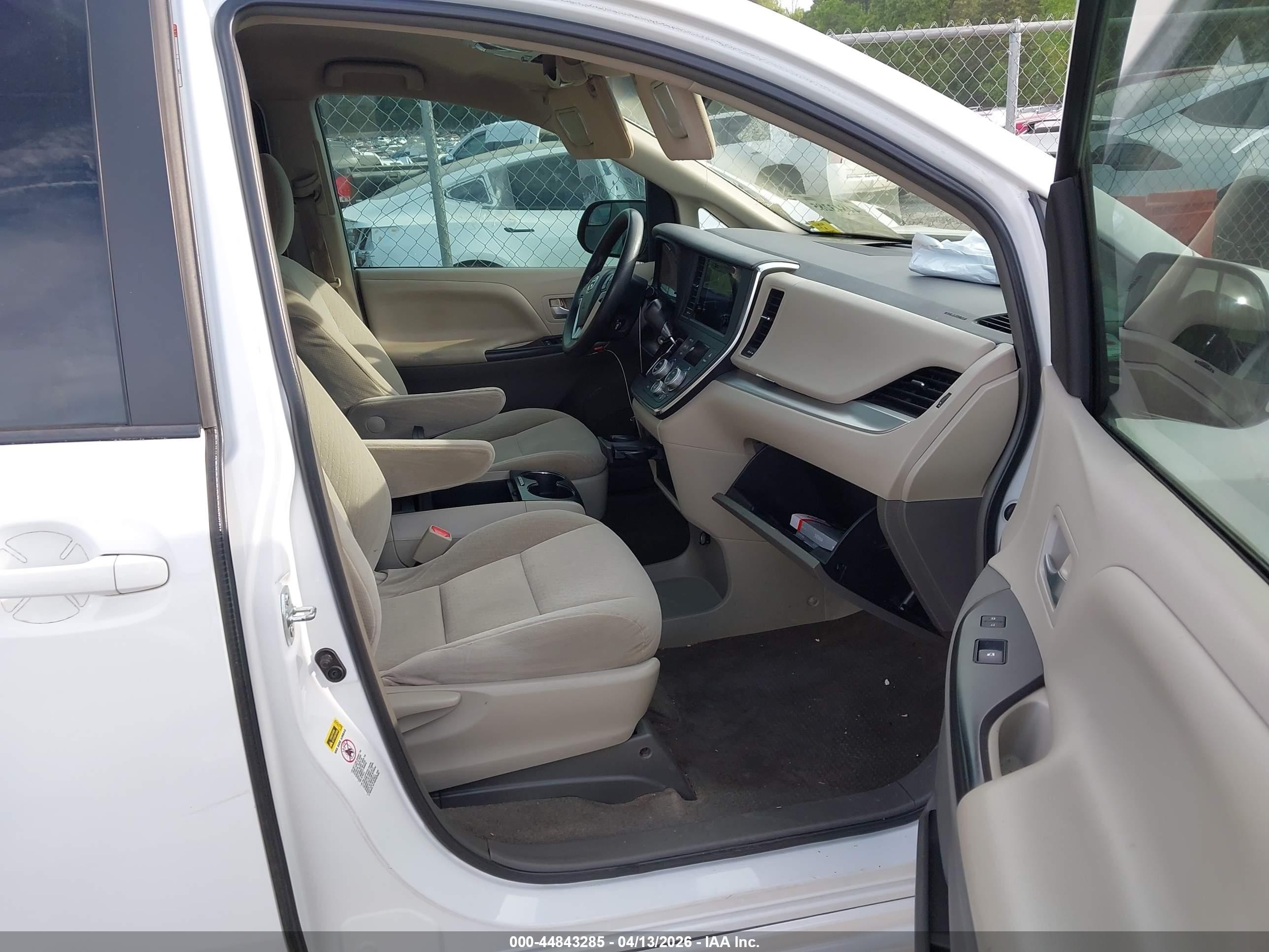 2015 Toyota Sienna Le 8 Passenger White vin: 5TDKK3DC8FS588275