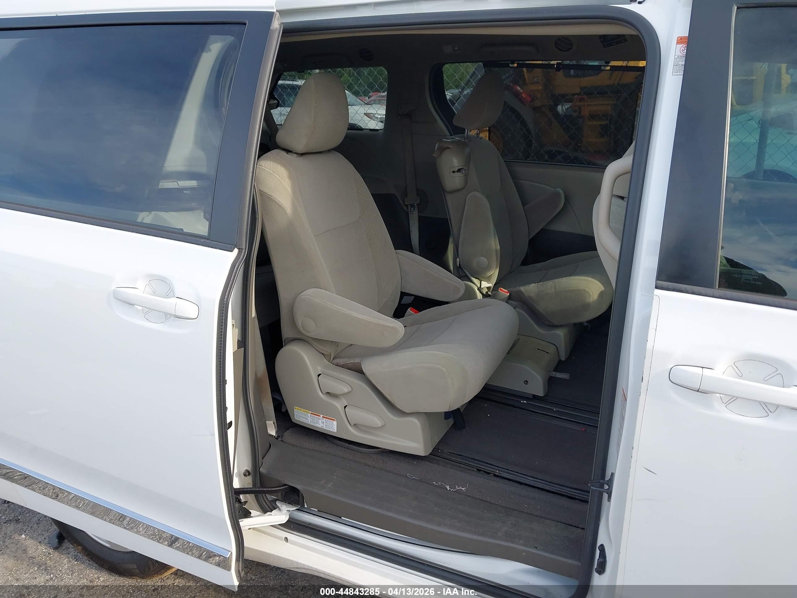 2015 Toyota Sienna Le 8 Passenger White vin: 5TDKK3DC8FS588275