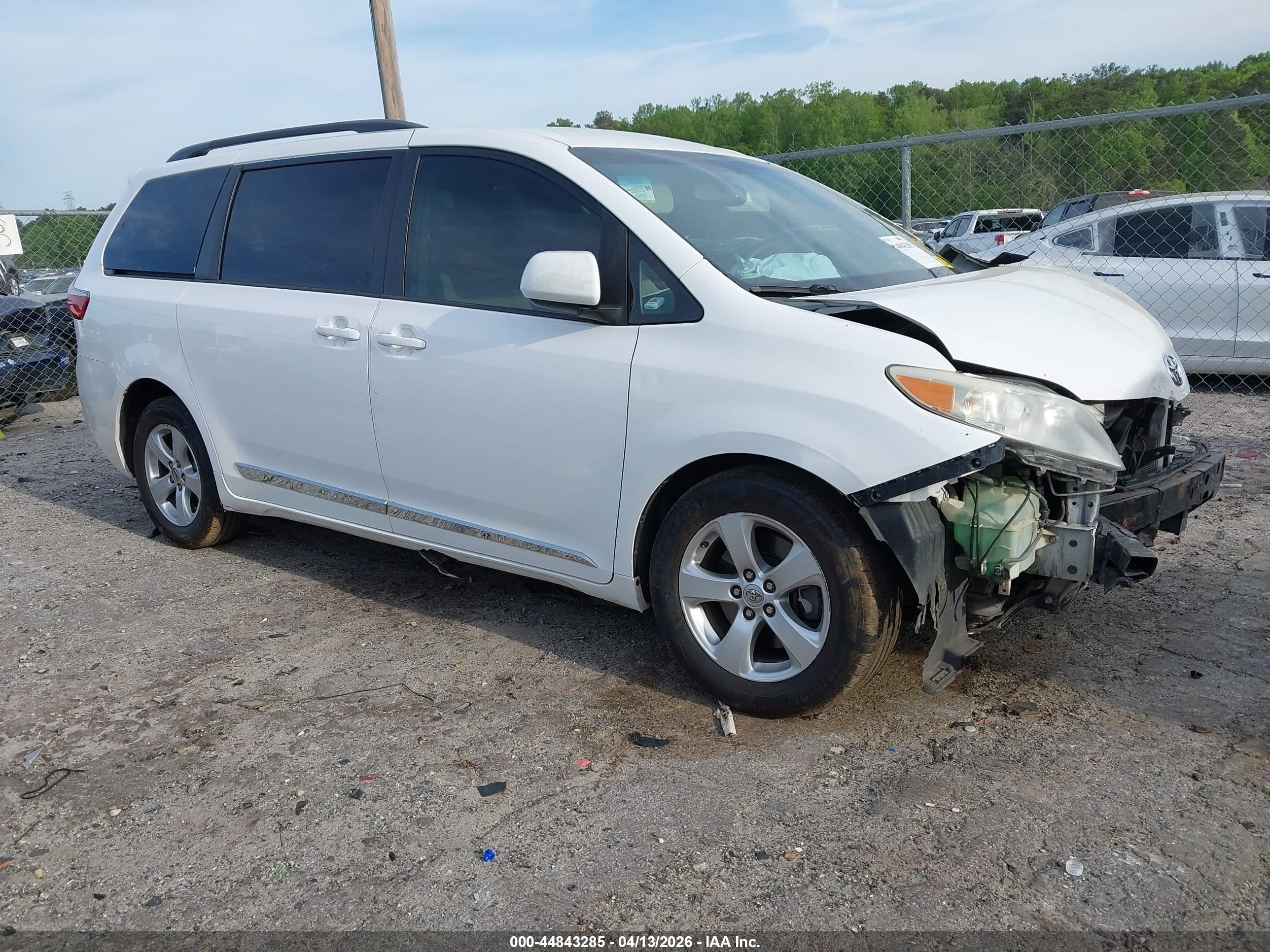 2015 Toyota Sienna Le 8 Passenger White vin: 5TDKK3DC8FS588275