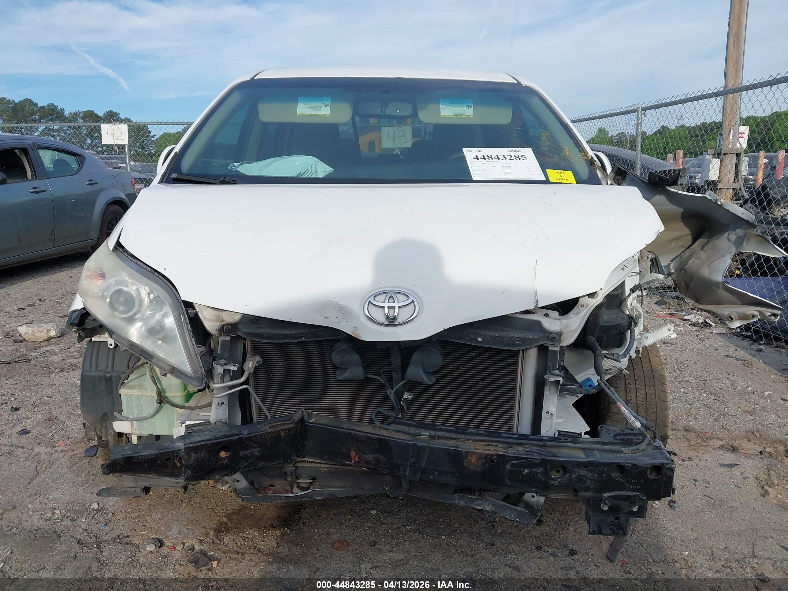 2015 Toyota Sienna Le 8 Passenger White vin: 5TDKK3DC8FS588275