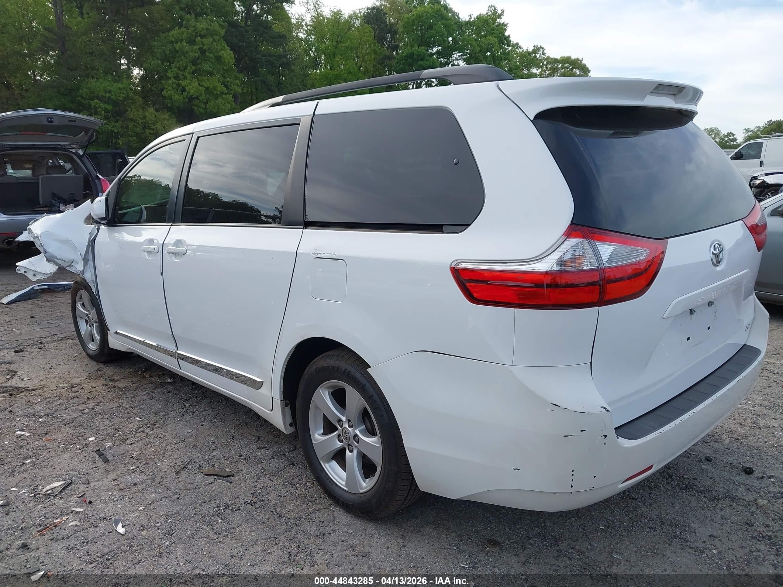 2015 Toyota Sienna Le 8 Passenger White vin: 5TDKK3DC8FS588275