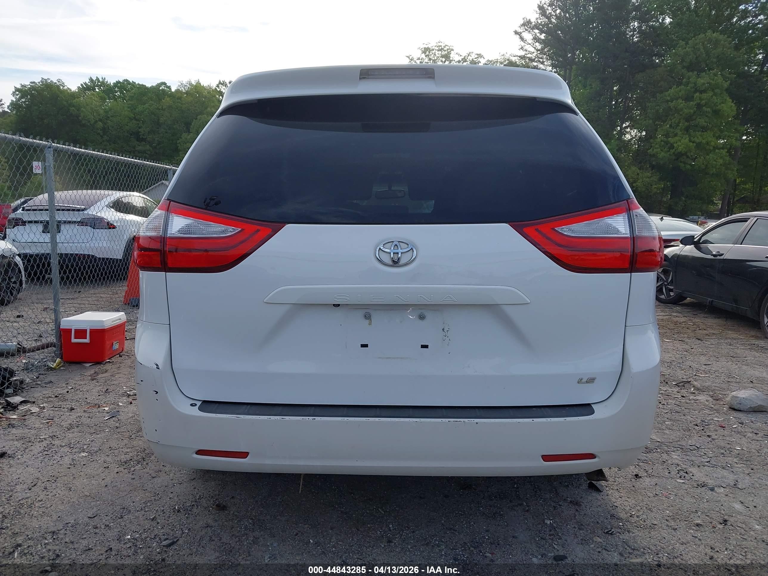 2015 Toyota Sienna Le 8 Passenger White vin: 5TDKK3DC8FS588275