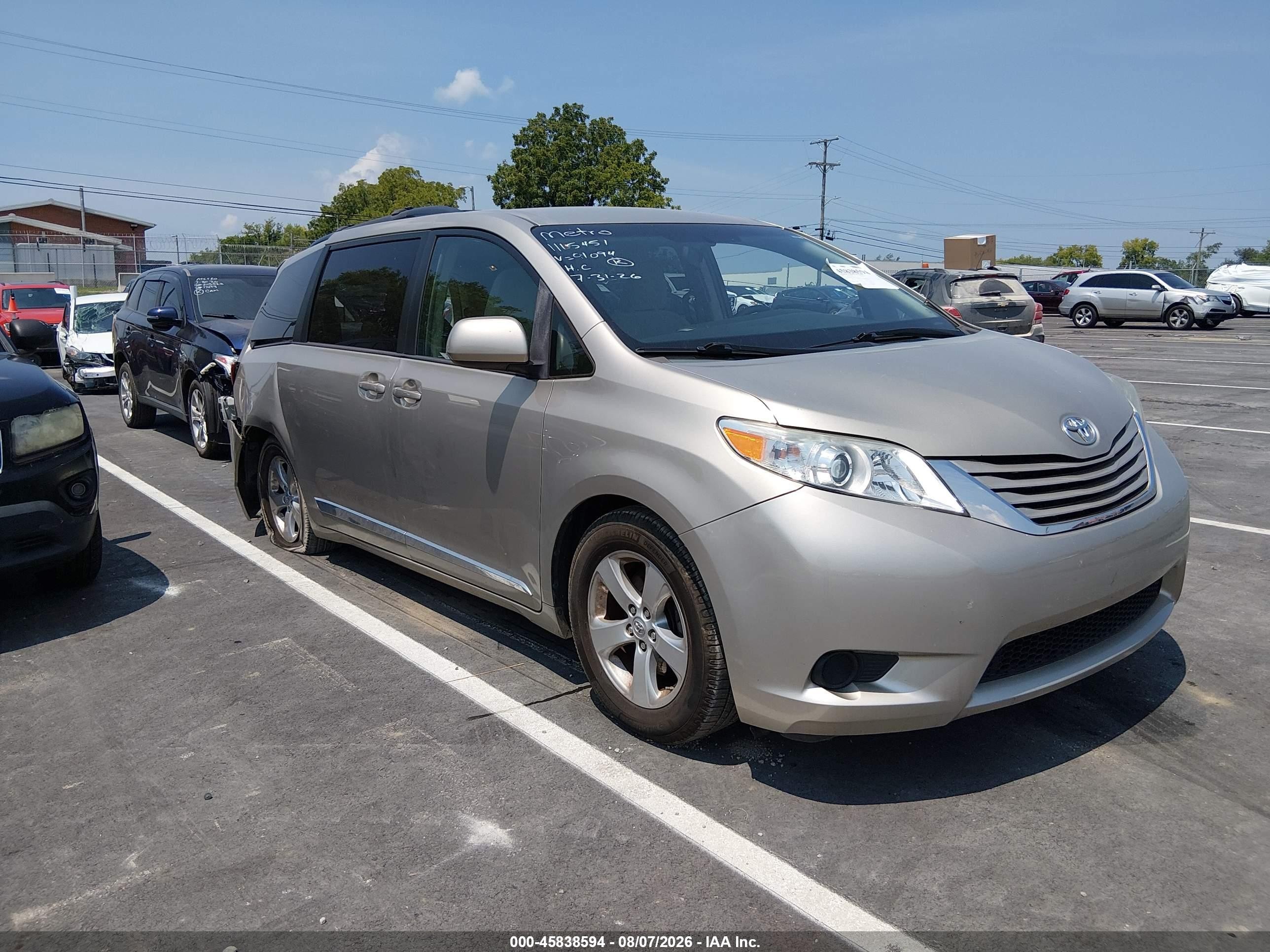 2015 Toyota Sienna Le 8 Passenger White vin: 5TDKK3DC8FS591094