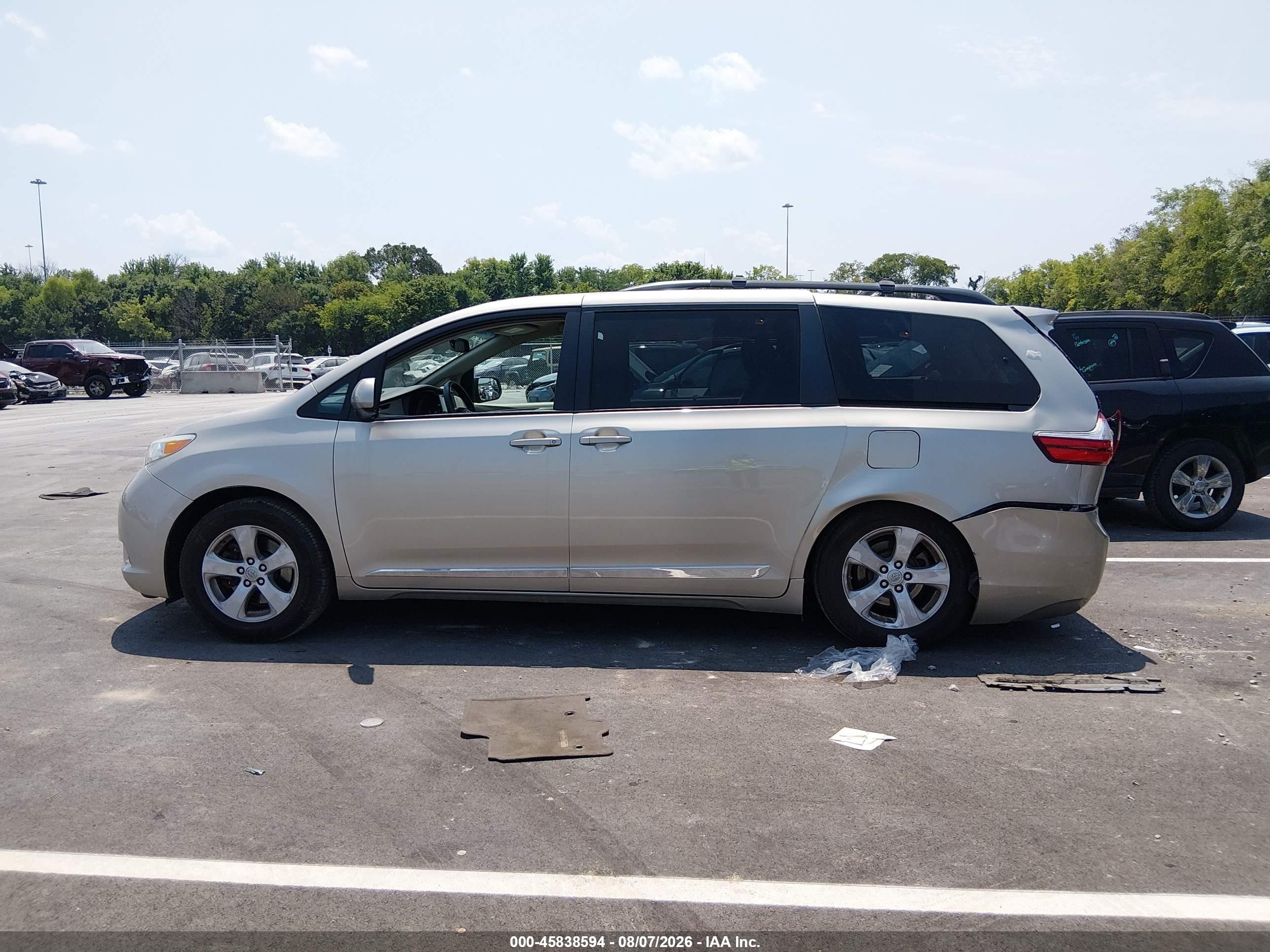 2015 Toyota Sienna Le 8 Passenger White vin: 5TDKK3DC8FS591094