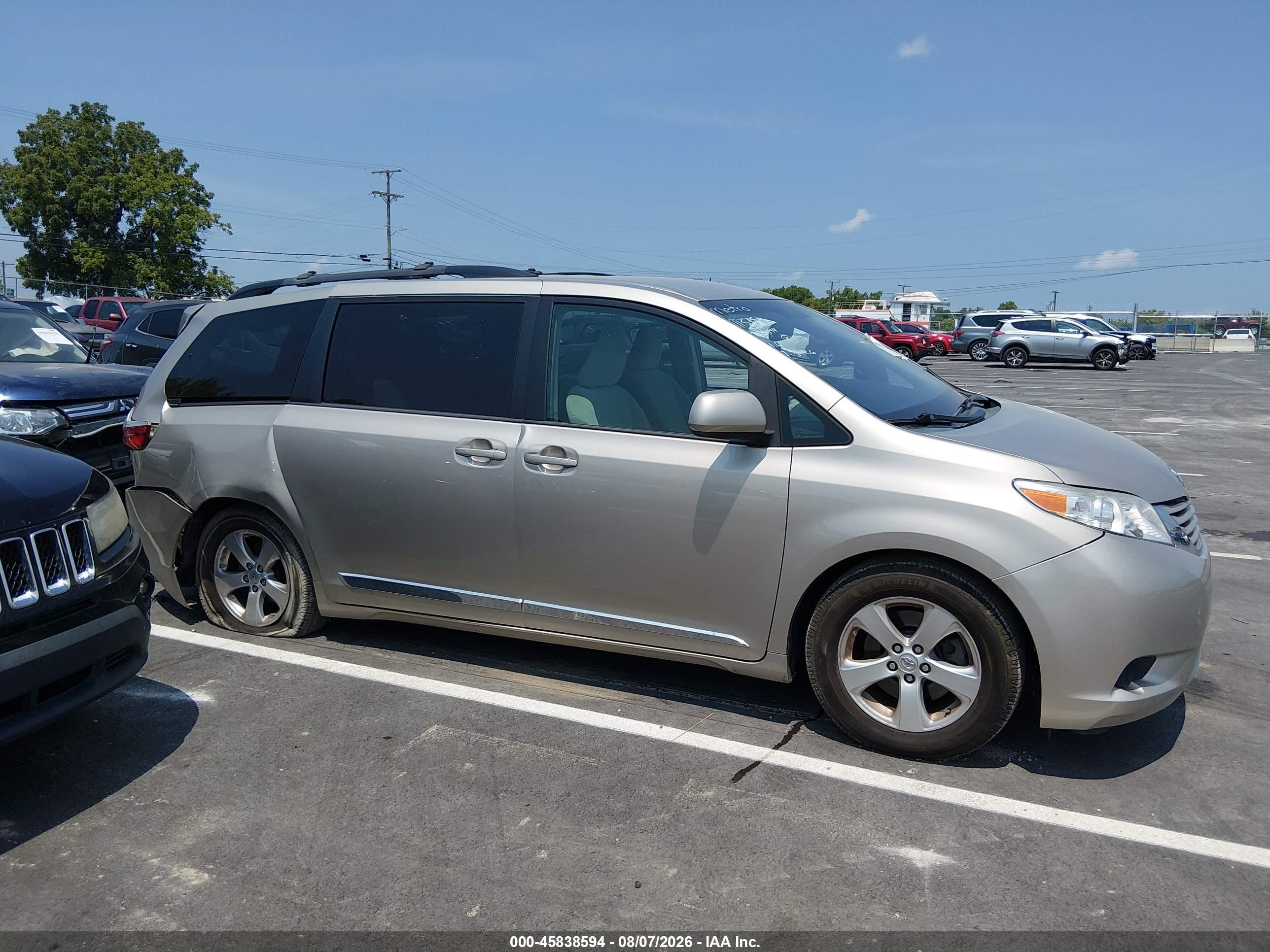 2015 Toyota Sienna Le 8 Passenger White vin: 5TDKK3DC8FS591094