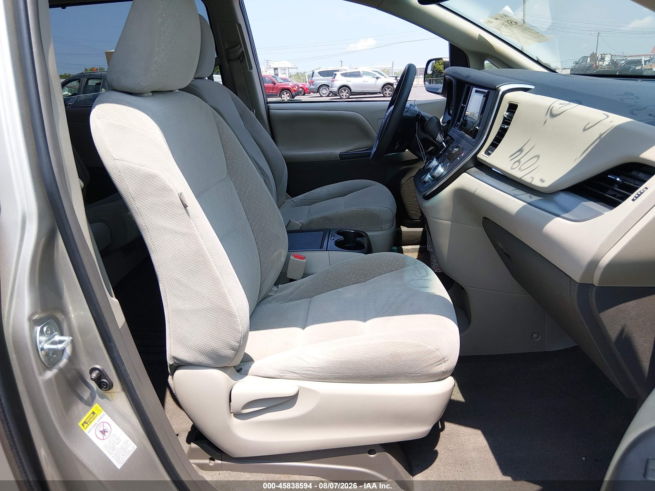 2015 Toyota Sienna Le 8 Passenger White vin: 5TDKK3DC8FS591094
