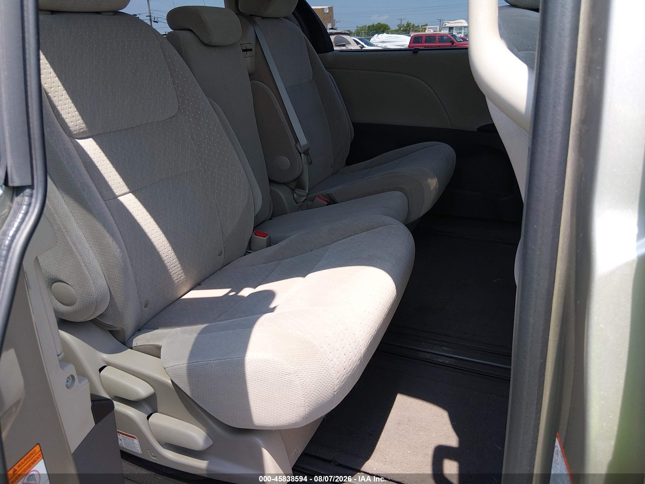 2015 Toyota Sienna Le 8 Passenger White vin: 5TDKK3DC8FS591094