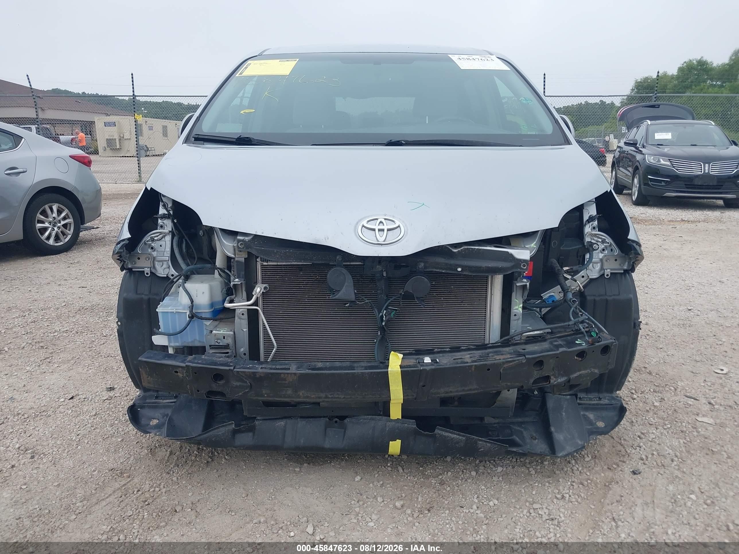 2015 Toyota Sienna Le 8 Passenger Silver vin: 5TDKK3DC8FS602093