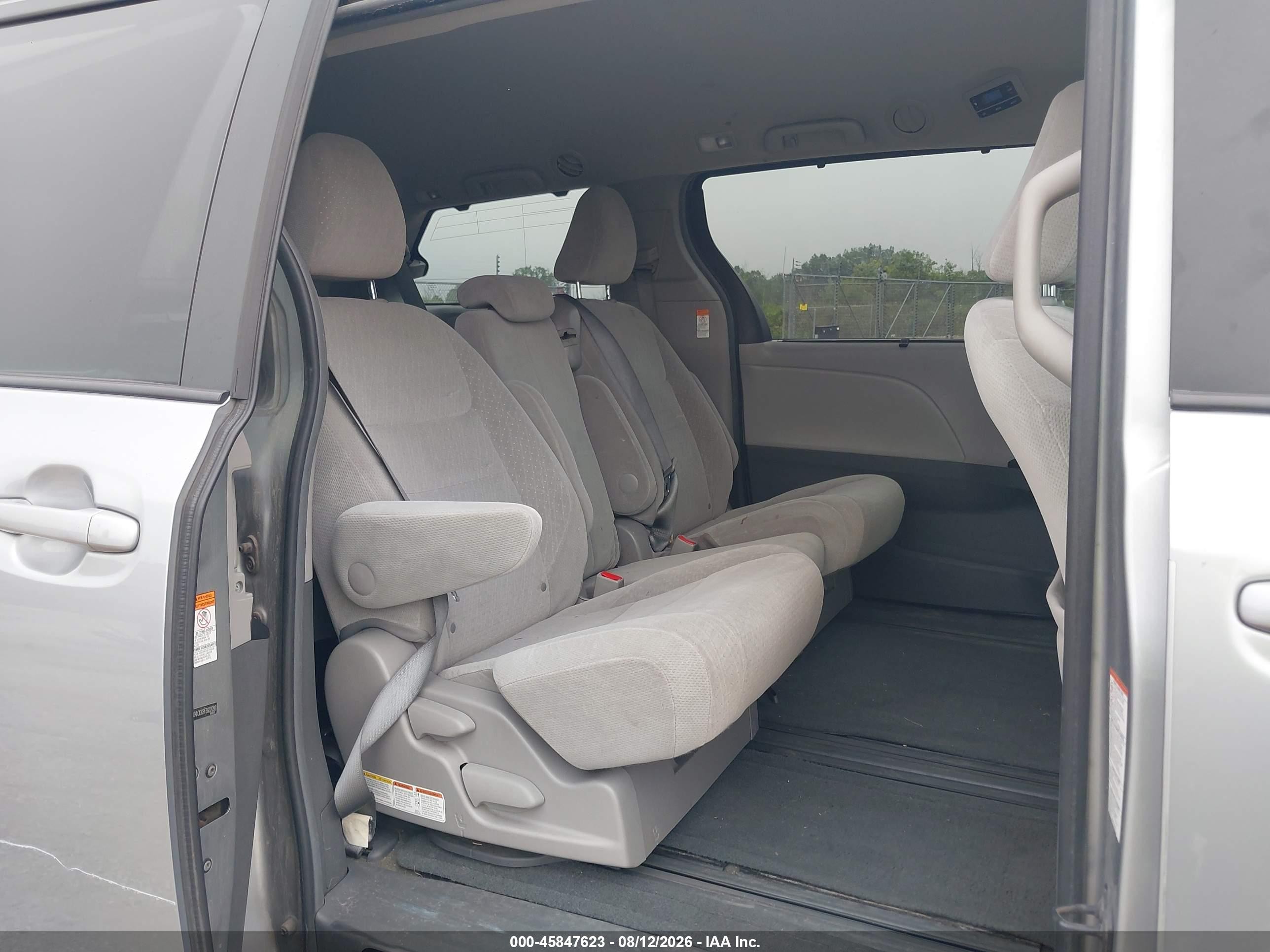 2015 Toyota Sienna Le 8 Passenger Silver vin: 5TDKK3DC8FS602093