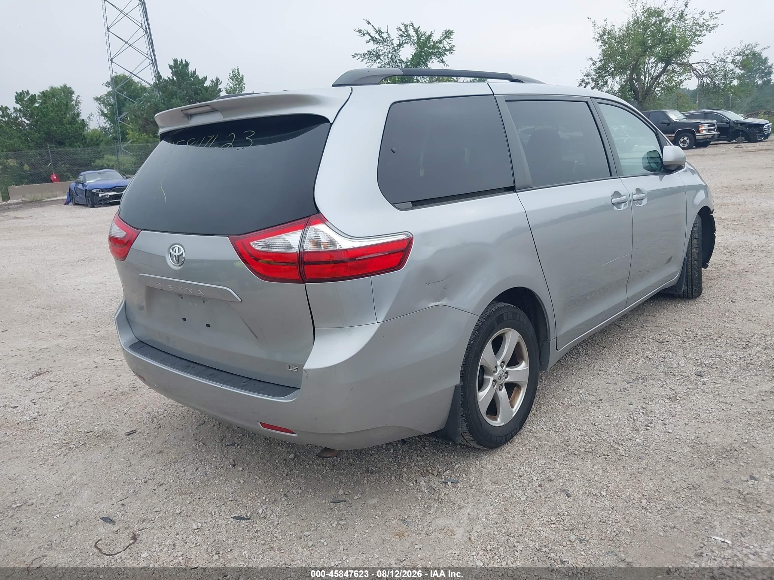 2015 Toyota Sienna Le 8 Passenger Silver vin: 5TDKK3DC8FS602093
