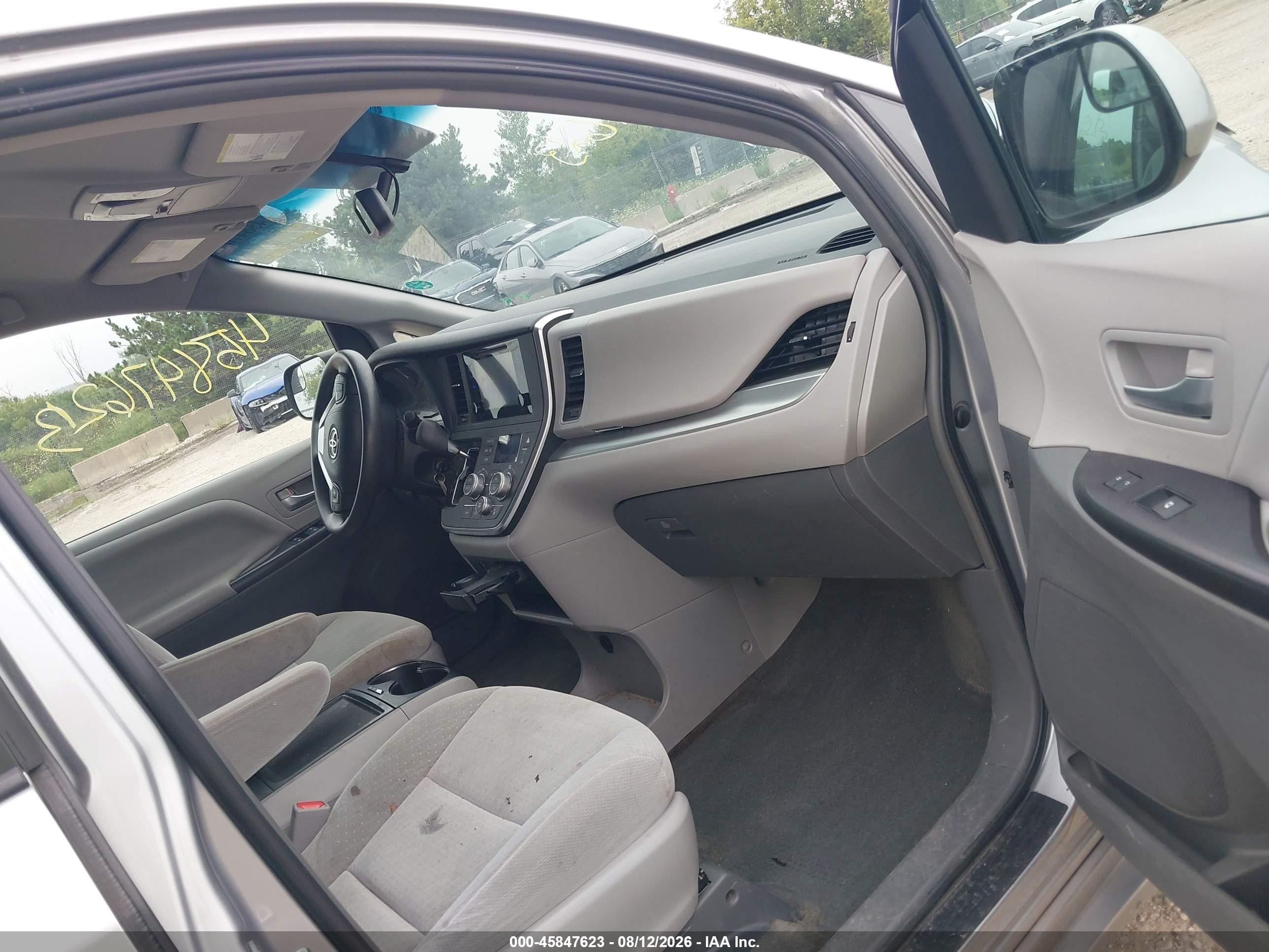 2015 Toyota Sienna Le 8 Passenger Silver vin: 5TDKK3DC8FS602093