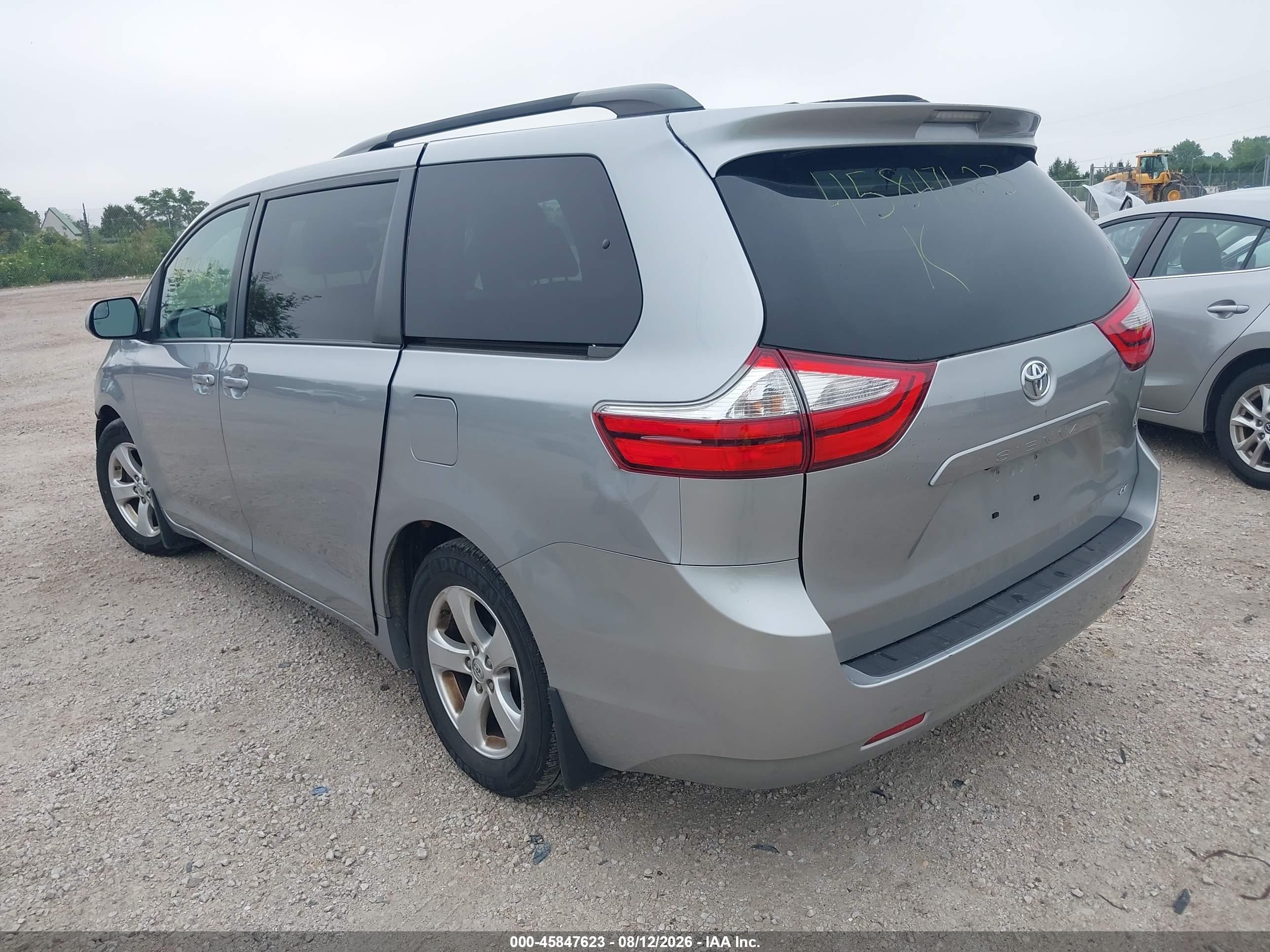 2015 Toyota Sienna Le 8 Passenger Silver vin: 5TDKK3DC8FS602093
