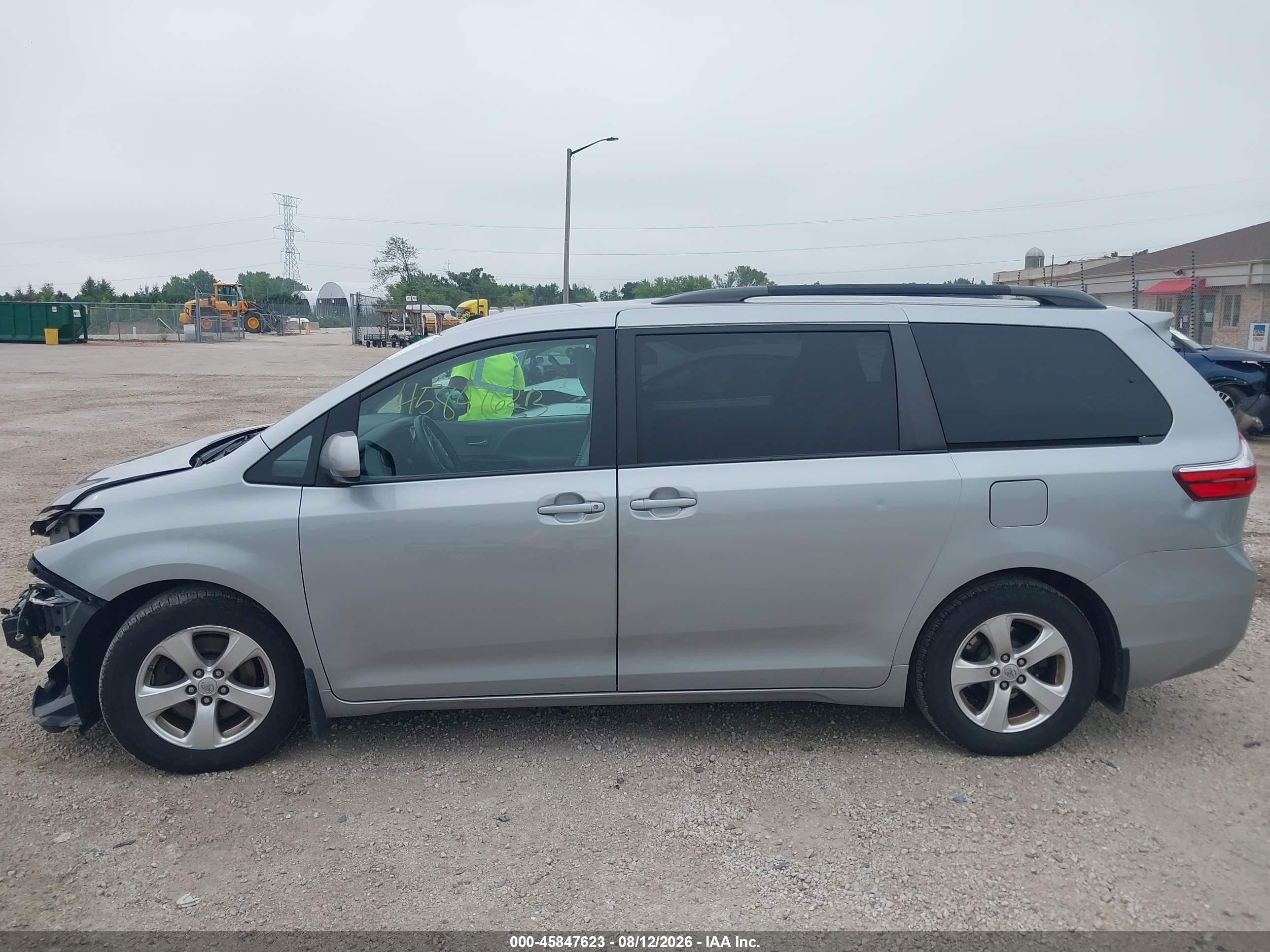 2015 Toyota Sienna Le 8 Passenger Silver vin: 5TDKK3DC8FS602093