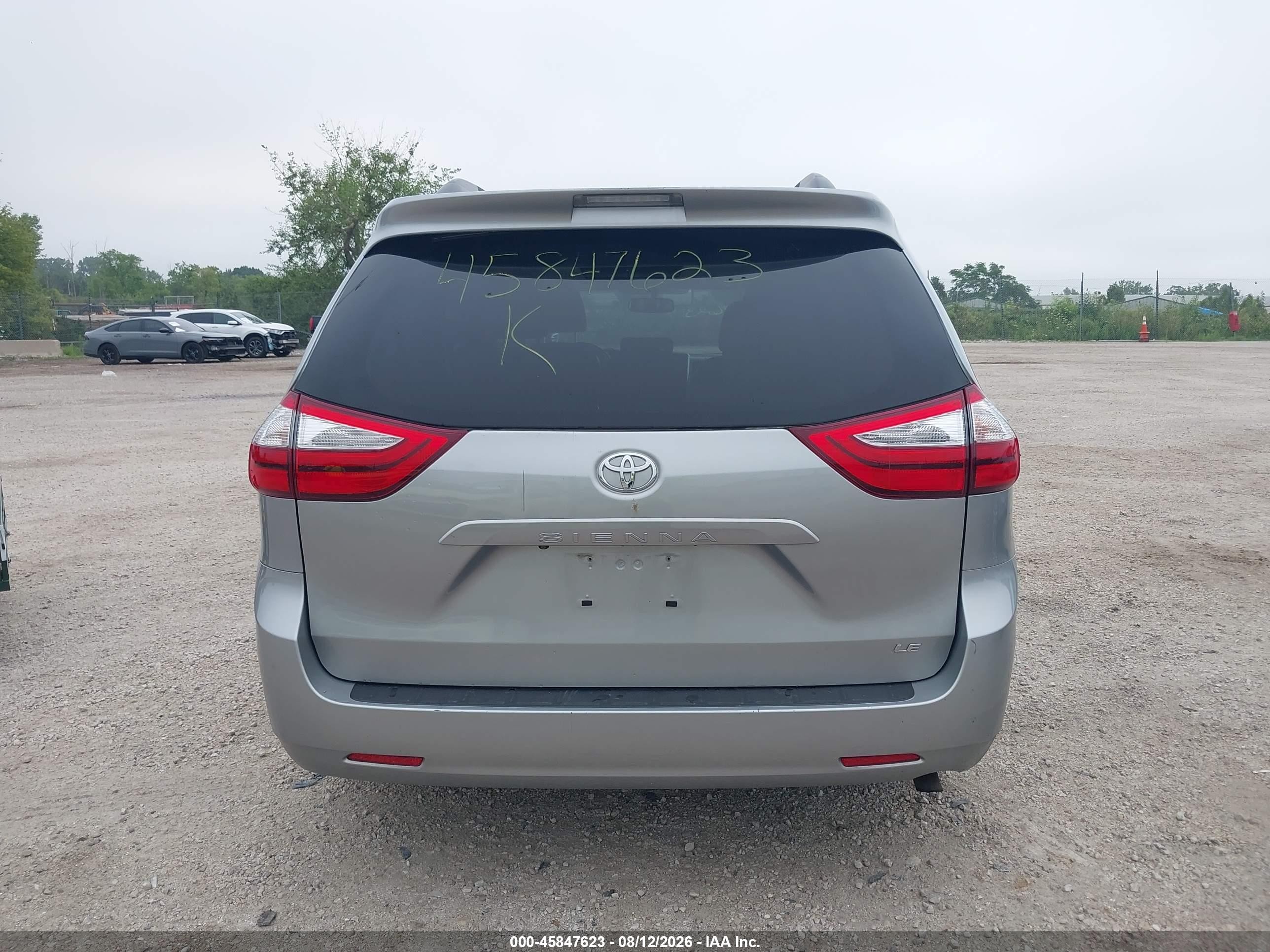 2015 Toyota Sienna Le 8 Passenger Silver vin: 5TDKK3DC8FS602093