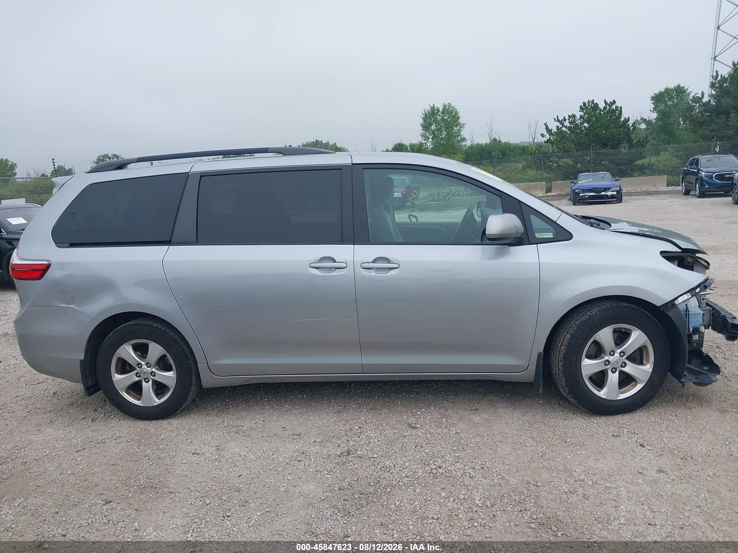 2015 Toyota Sienna Le 8 Passenger Silver vin: 5TDKK3DC8FS602093
