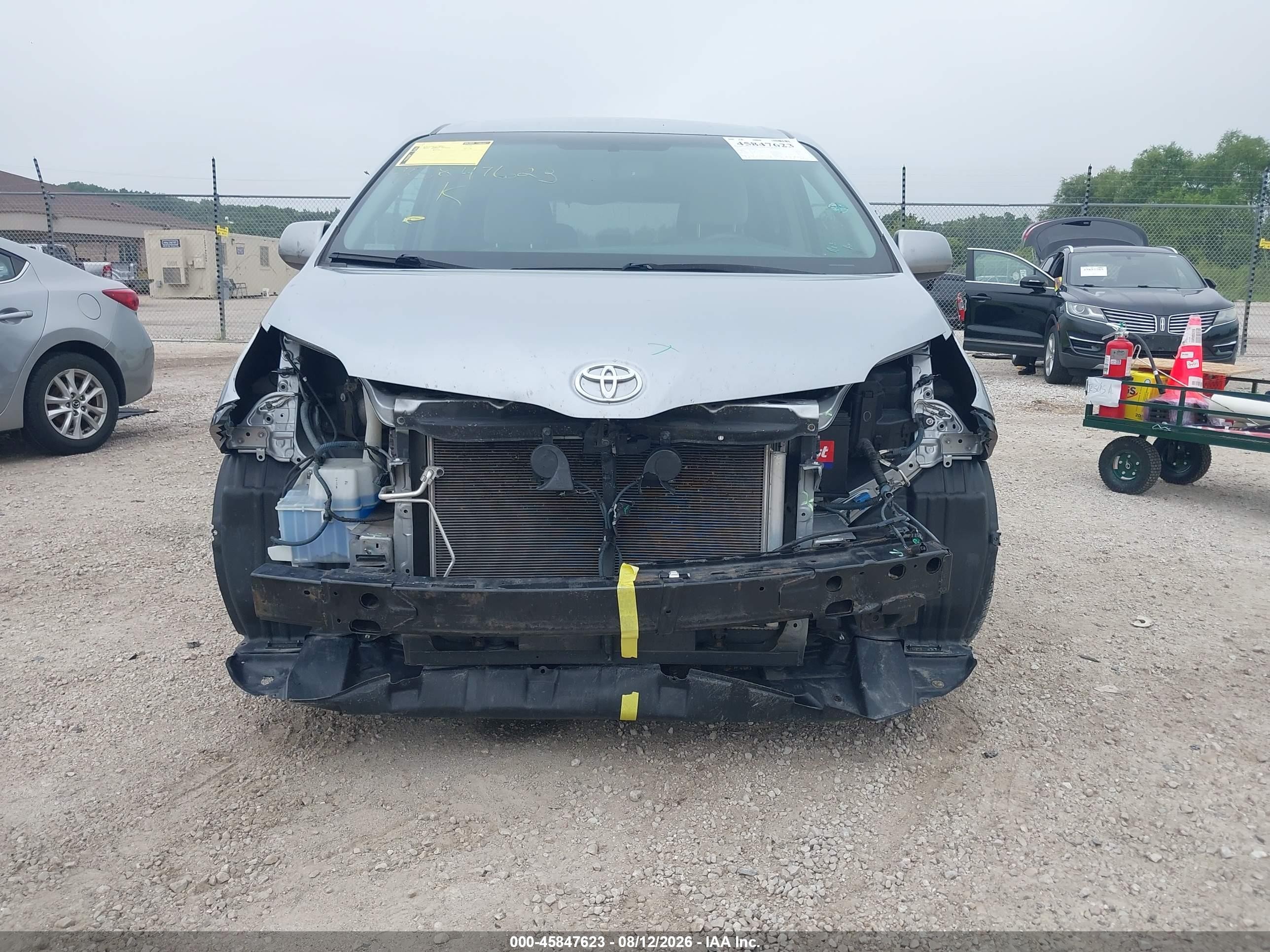 2015 Toyota Sienna Le 8 Passenger Silver vin: 5TDKK3DC8FS602093